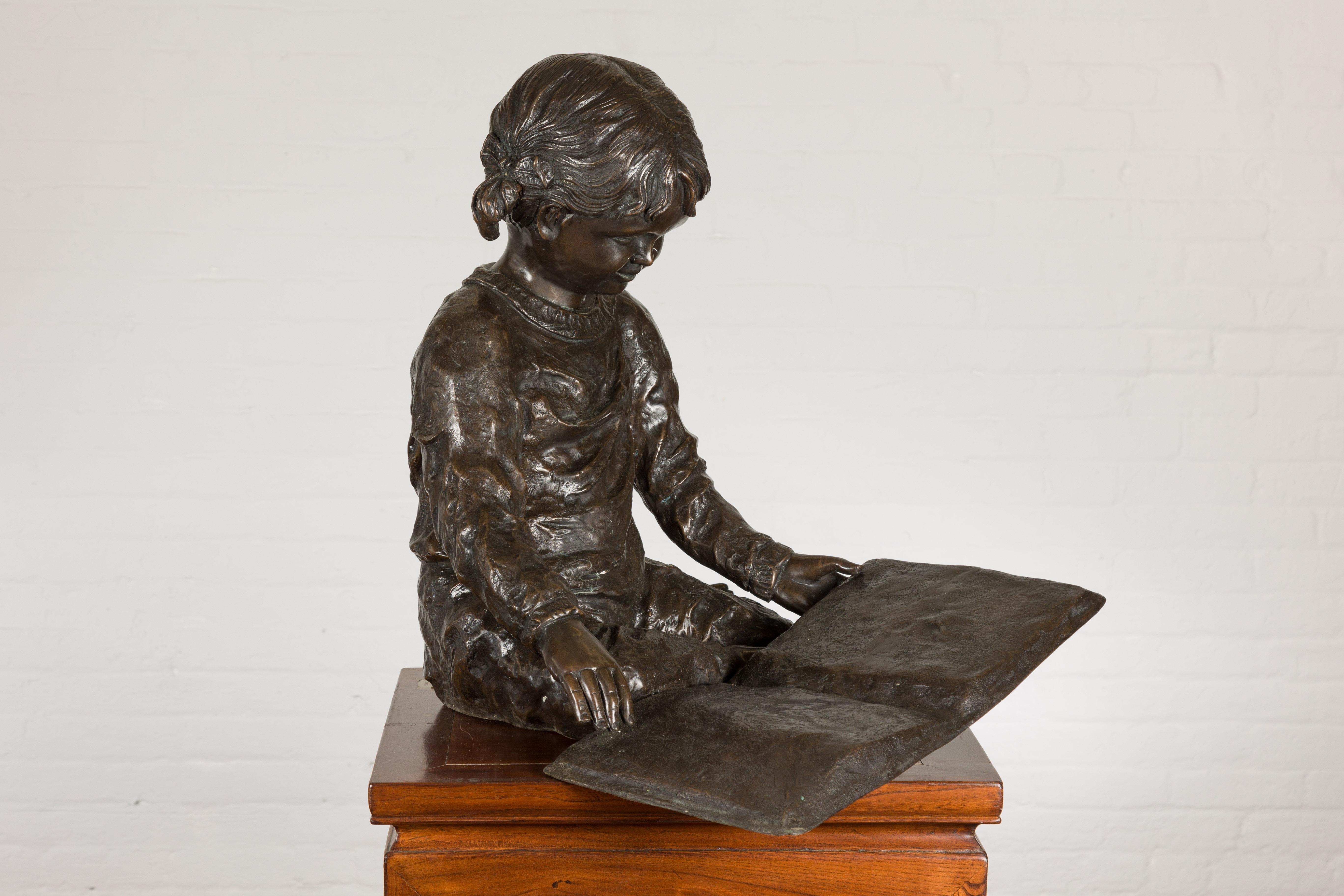 Bronze-Skulptur eines Kindes, das ein Buch liest  im Angebot 6