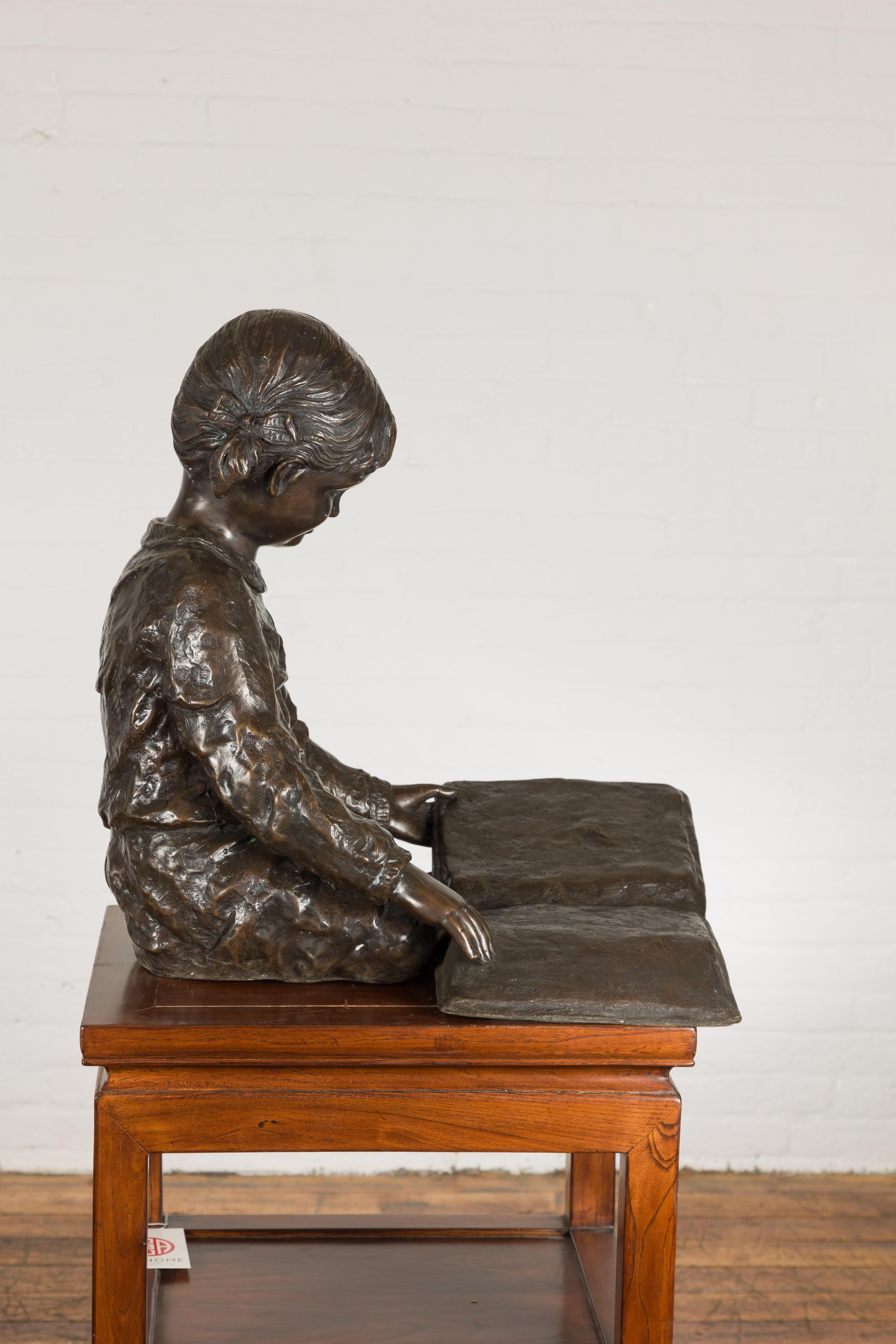 Bronze-Skulptur eines Kindes, das ein Buch liest  im Angebot 7