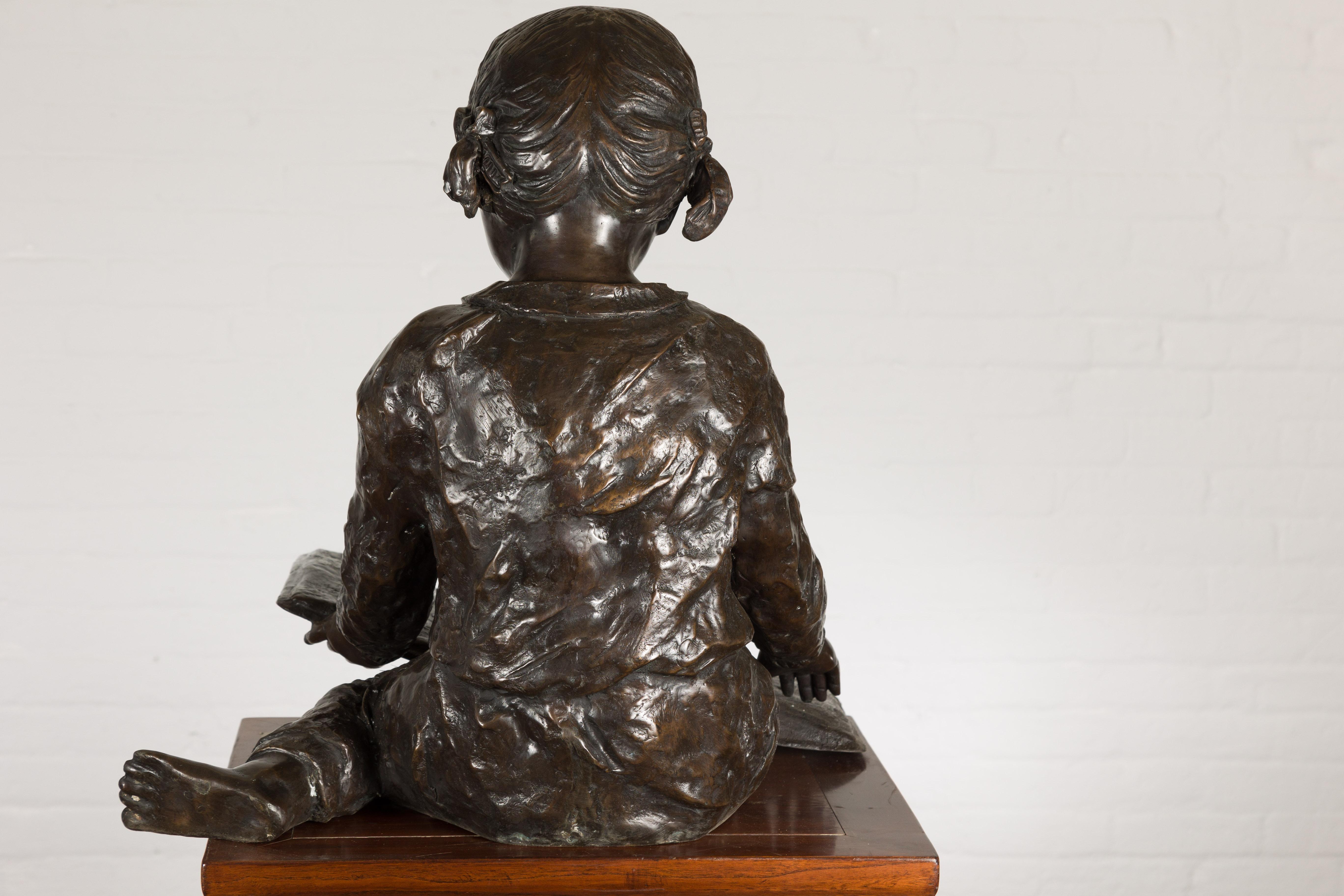 Bronze-Skulptur eines Kindes, das ein Buch liest  im Angebot 12