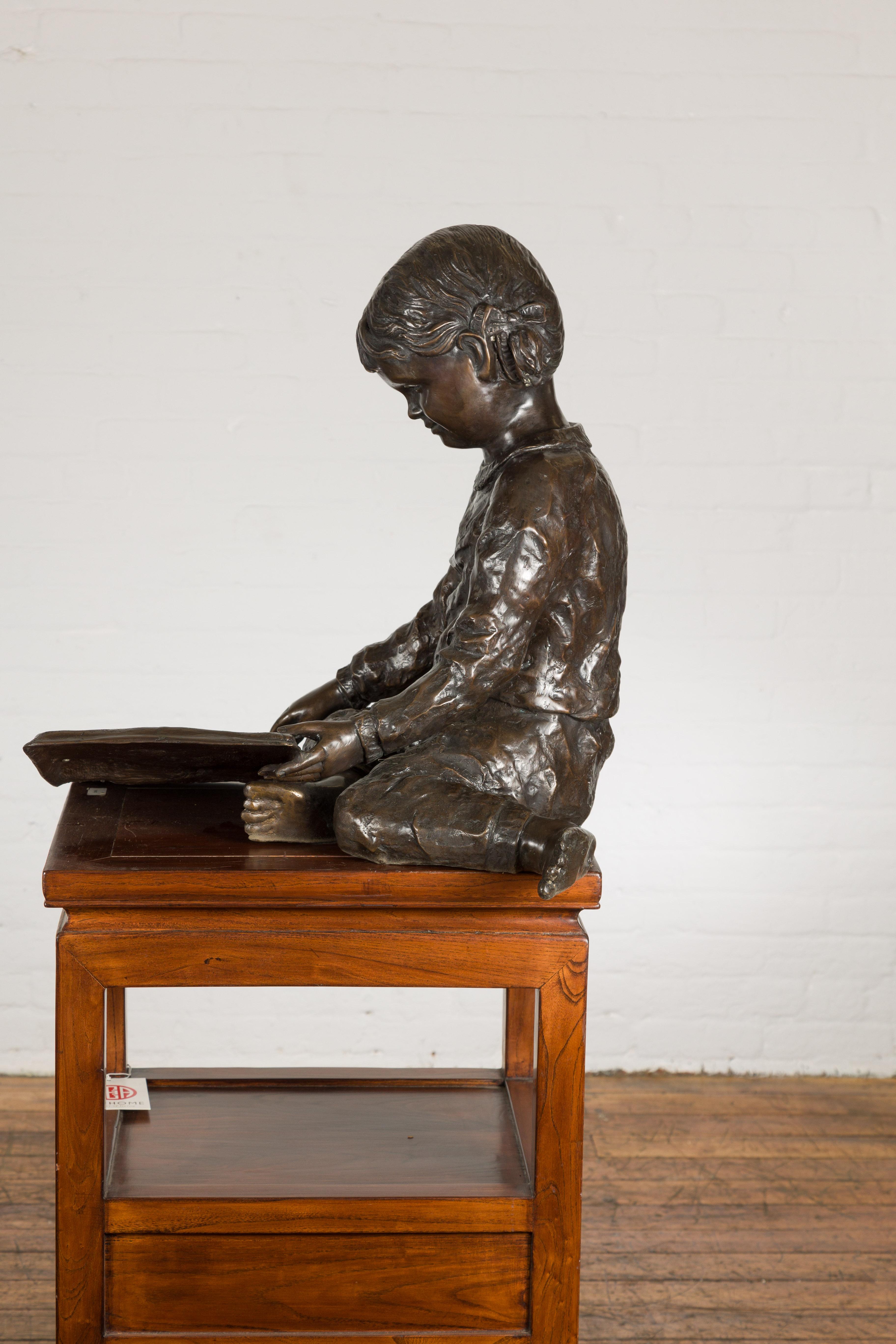 Bronze-Skulptur eines Kindes, das ein Buch liest  im Angebot 13