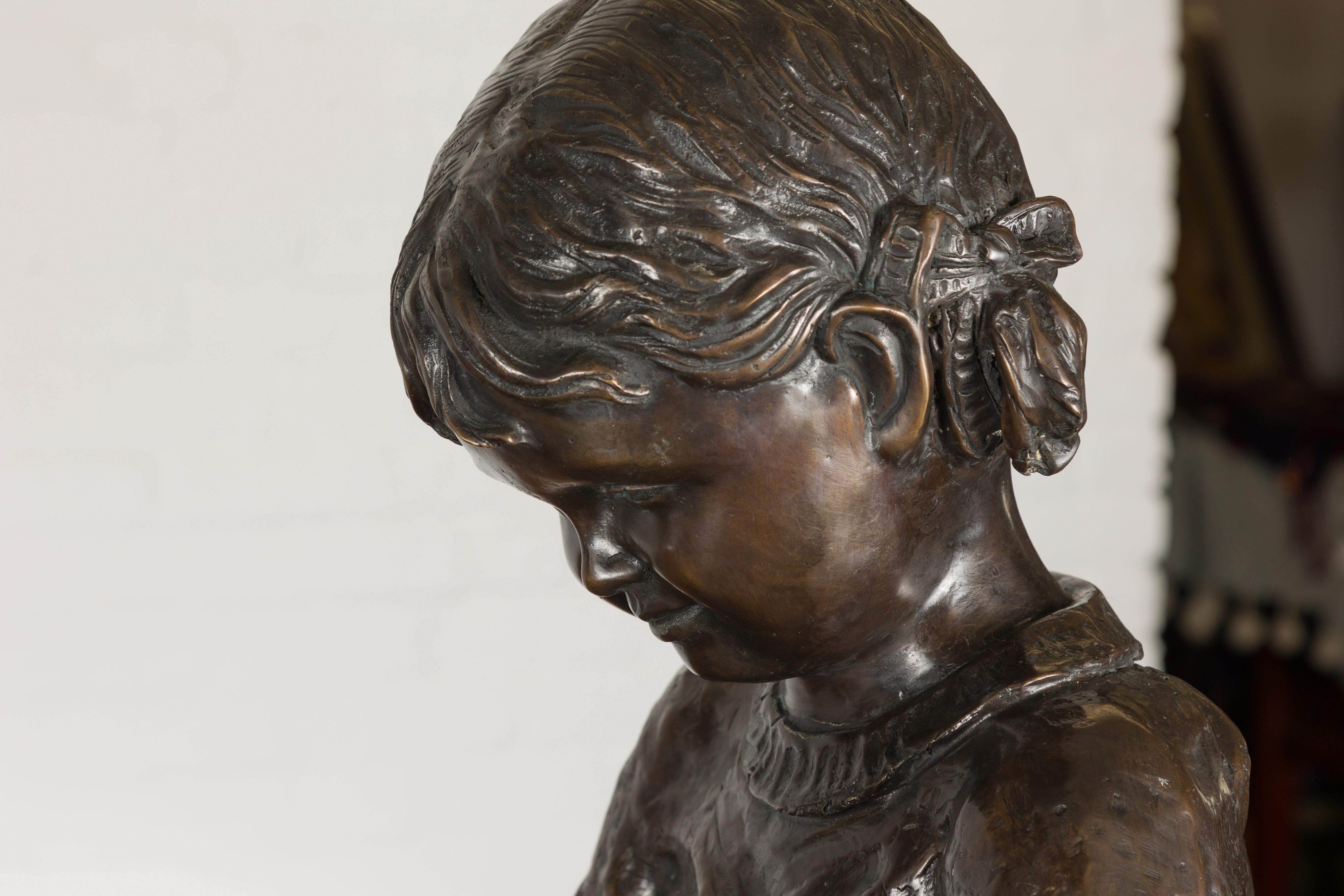 Bronze-Skulptur eines Kindes, das ein Buch liest  im Angebot 15