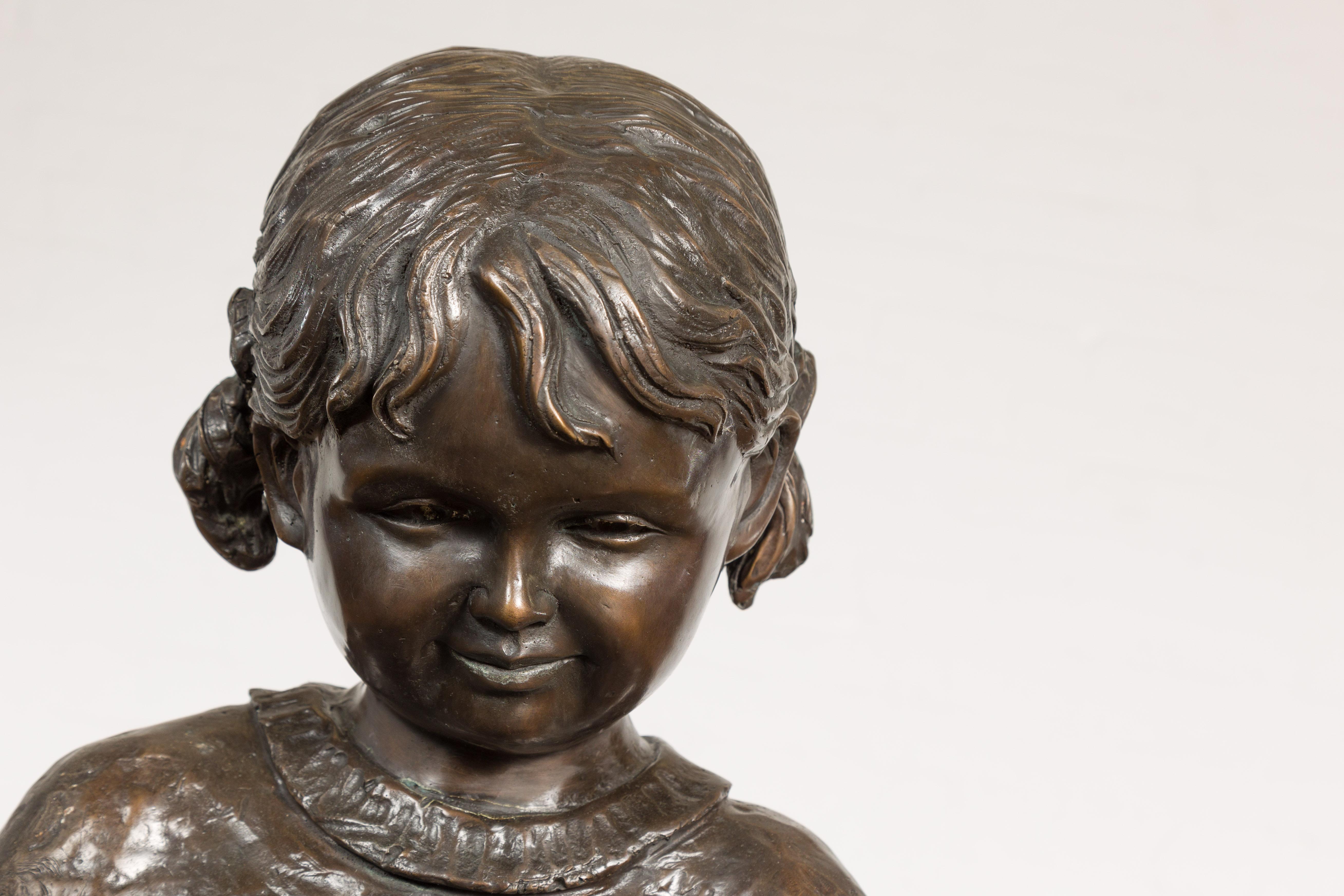 Bronze-Skulptur eines Kindes, das ein Buch liest  im Angebot 1