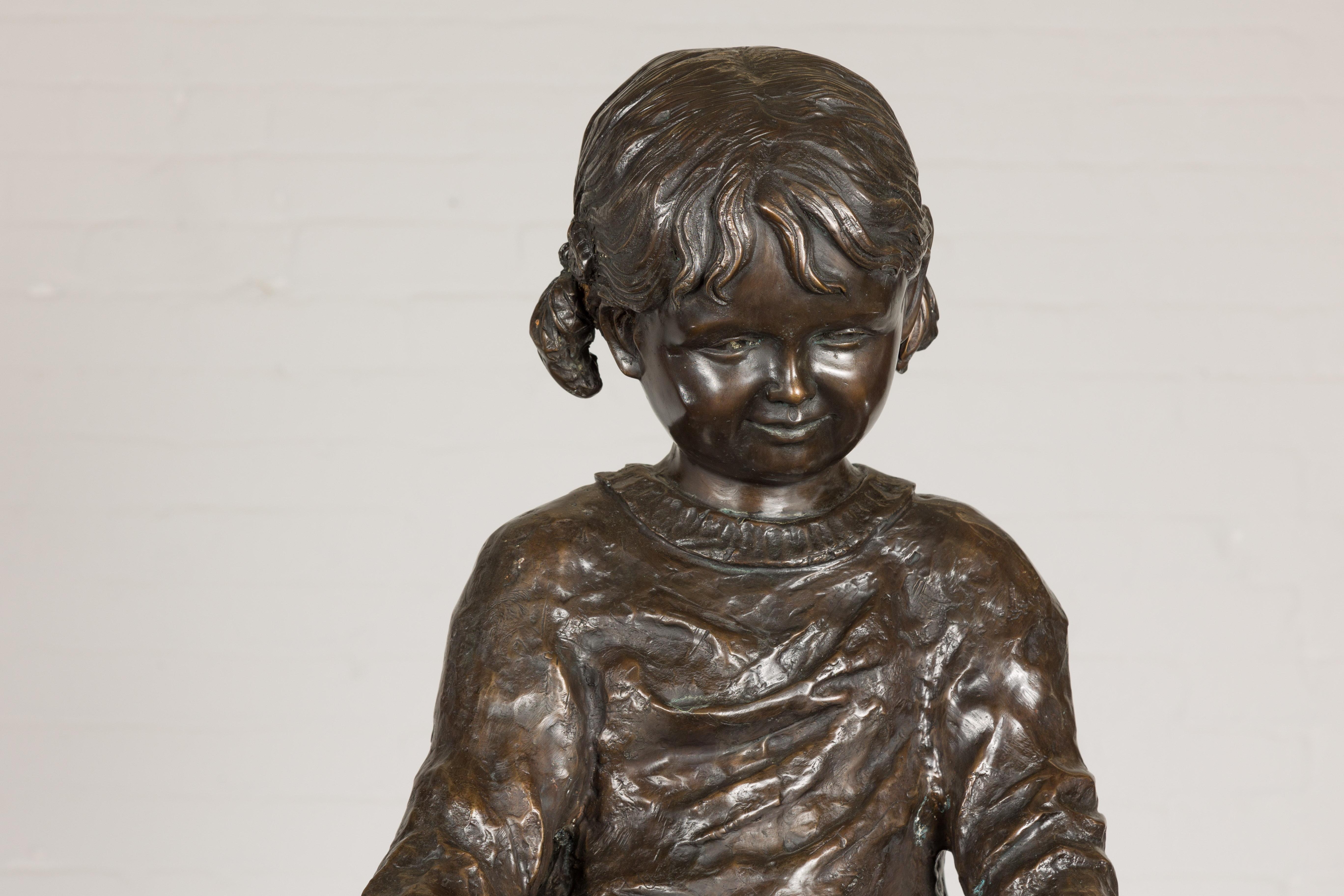 Bronze-Skulptur eines Kindes, das ein Buch liest  im Angebot 4