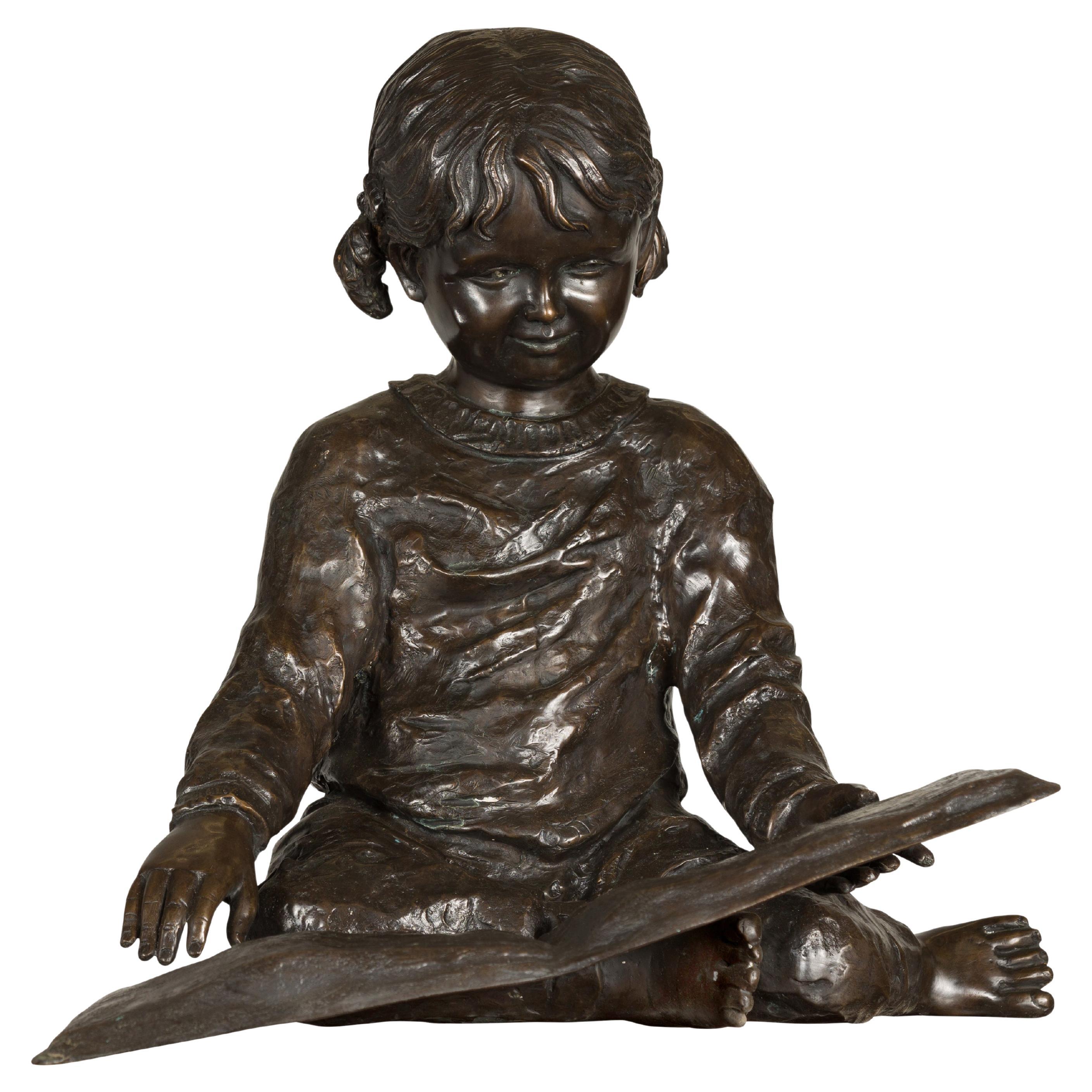 Bronze-Skulptur eines Kindes, das ein Buch liest  im Angebot