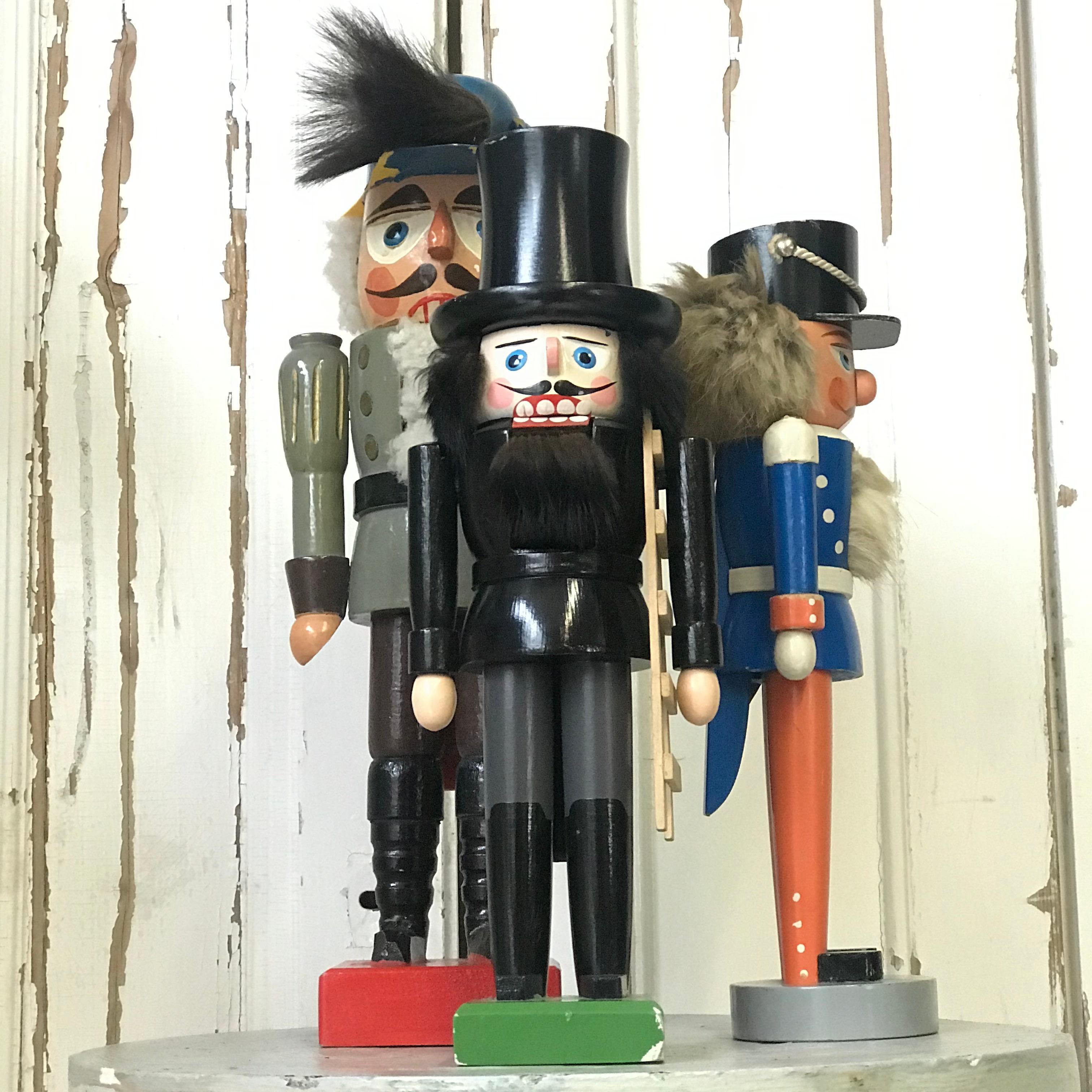 Celebra la tradición con este Cascanueces de uniforme negro: muestra una artesanía y un encanto intemporales, perfecto para añadir un toque de nostalgia a tu decoración.