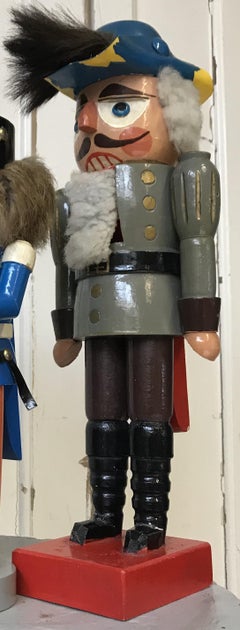 Casse-noisette en uniforme gris