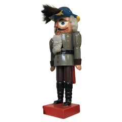 Cascanueces con uniforme gris