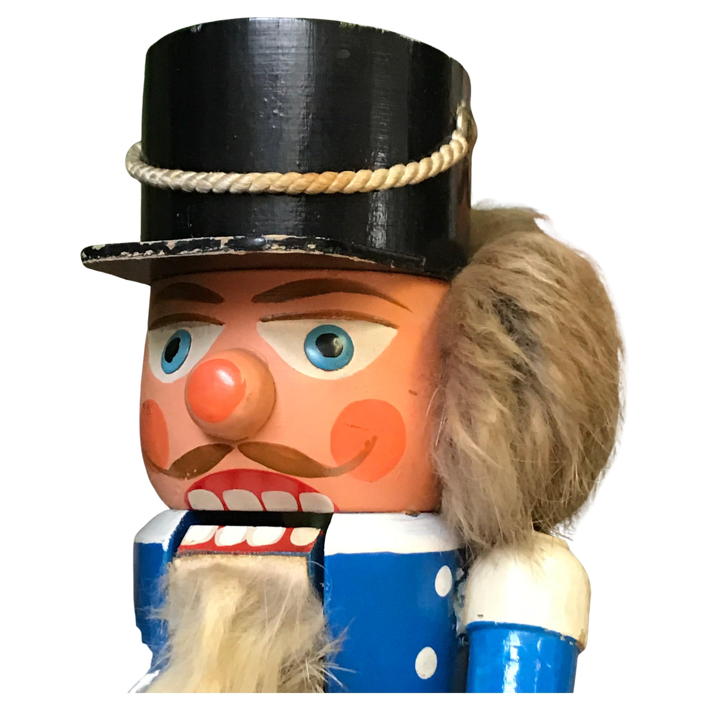 Nutcracker in roter und blauer Uniform