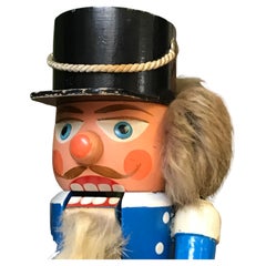 Nutcracker in roter und blauer Uniform