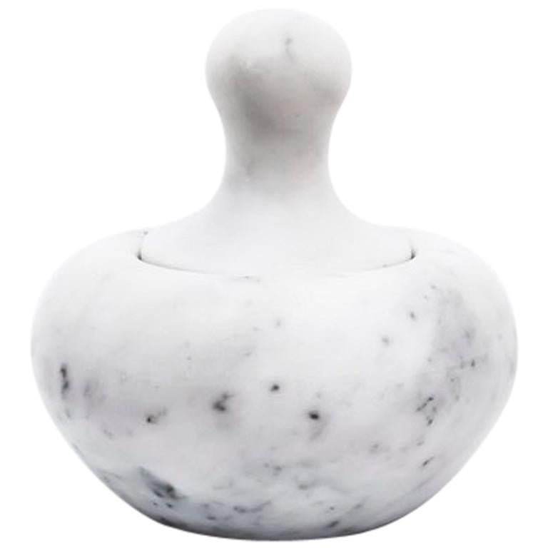 Nutcracker Pestle aus weißem Satin- Carrara-Marmor, handgefertigt im Angebot