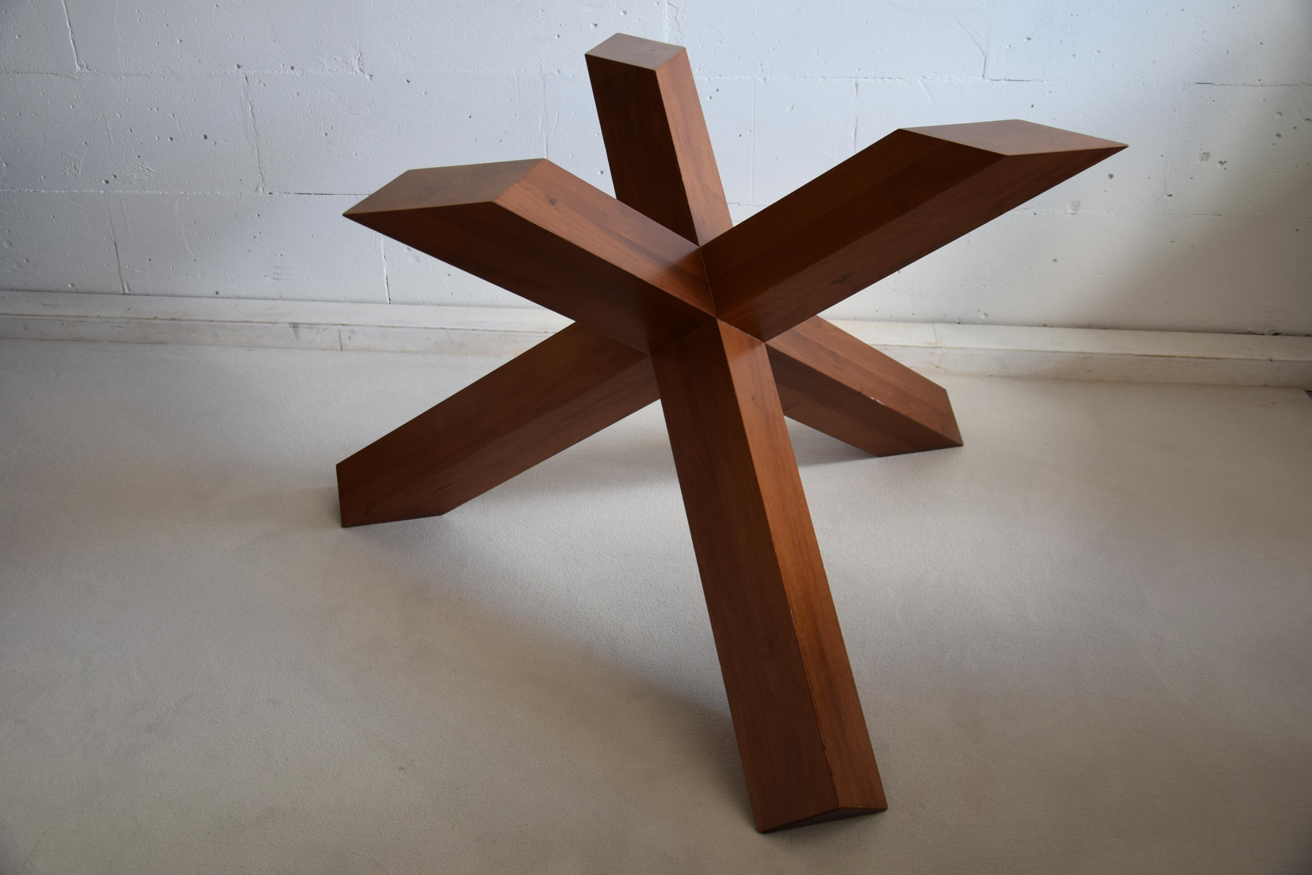 Superbe table de salle à manger ronde La Rotanda en bois de noyer massif et verre, conçue par Mario Bellini en 1977 pour le célèbre fabricant de meubles italien Cassina.
Le design saisissant a une base en forme de vérin qui soutient le plateau en