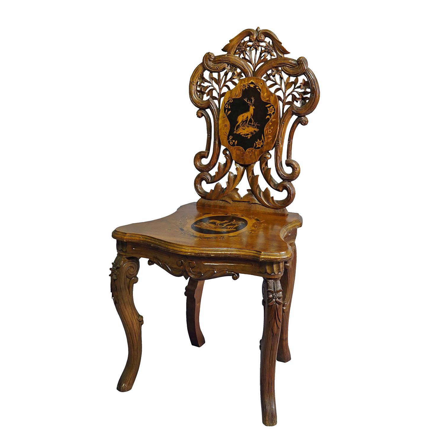 Chaise en marqueterie Nutwood Edelweis Suisse Brienz 1900

Magnifique chaise en bois de noyer incrusté, décorée de scènes incrustées et peintes représentant des chamois, des cerfs et des fleurs d'edelweis. Entouré d'une marqueterie d'ébène et de