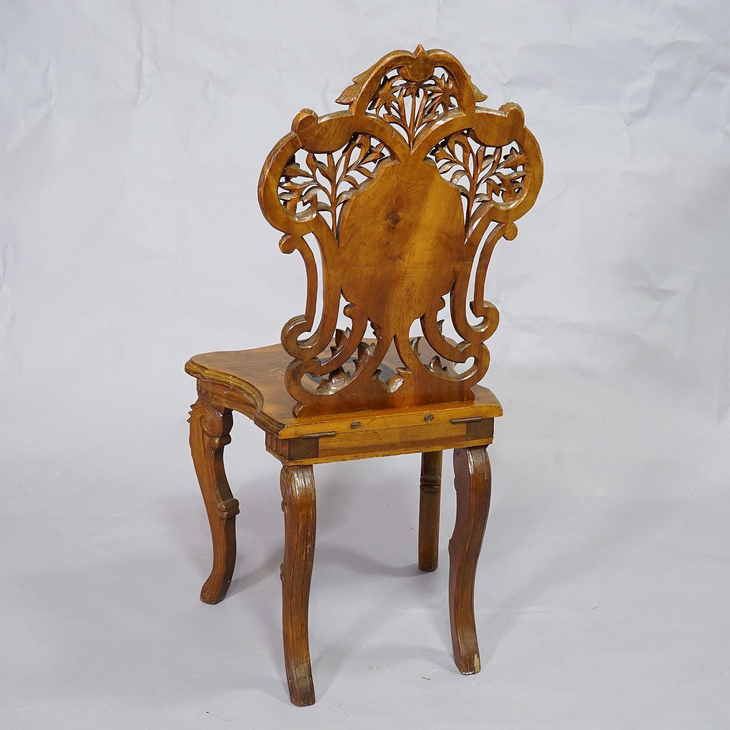 Sculpté Chaise en marqueterie Nutwood Edelweis Suisse Brienz 1900 en vente