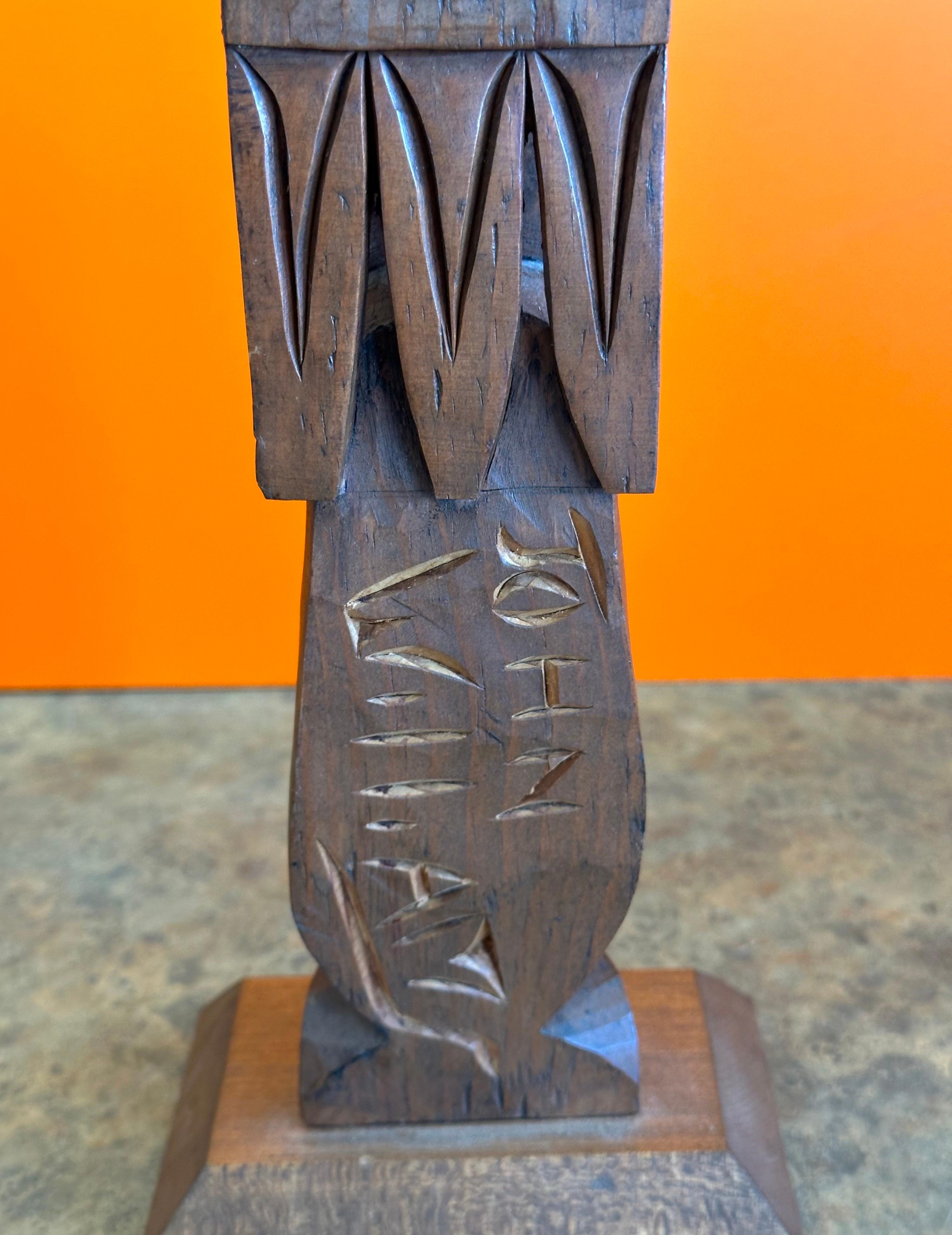 Totem Pole de la côte nord-ouest du Nord-Ouest en bois sculpté à la main par John Williams en vente 5