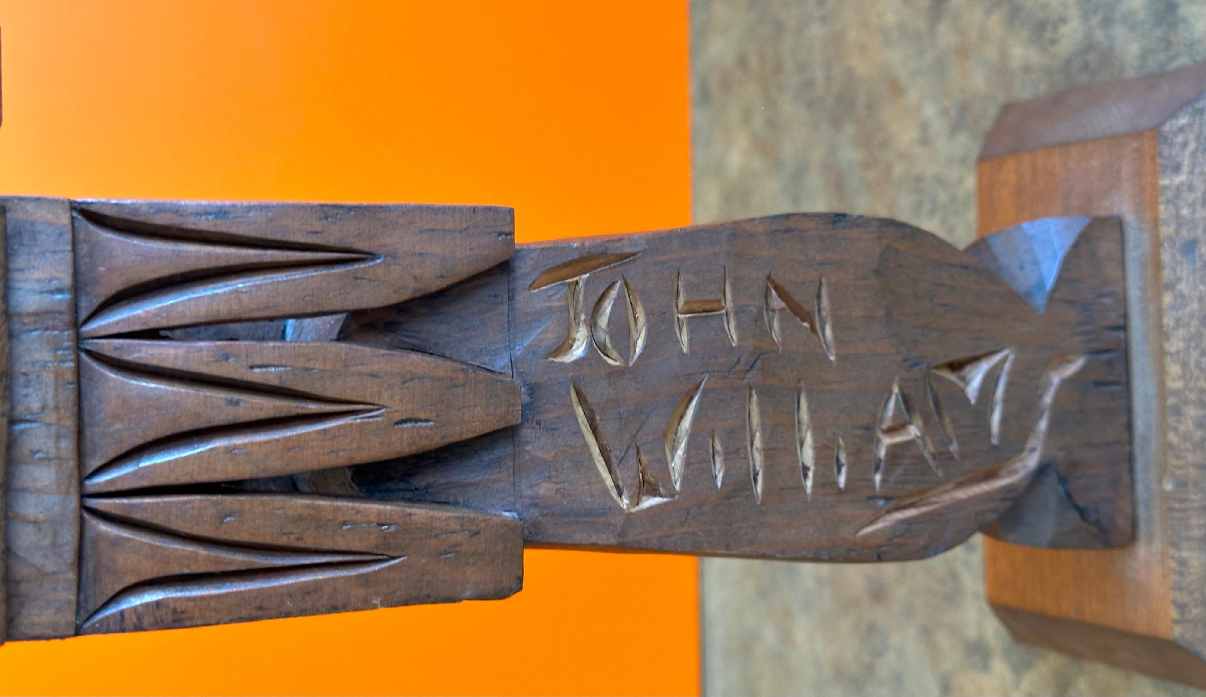 Totem Pole de la côte nord-ouest du Nord-Ouest en bois sculpté à la main par John Williams en vente 6