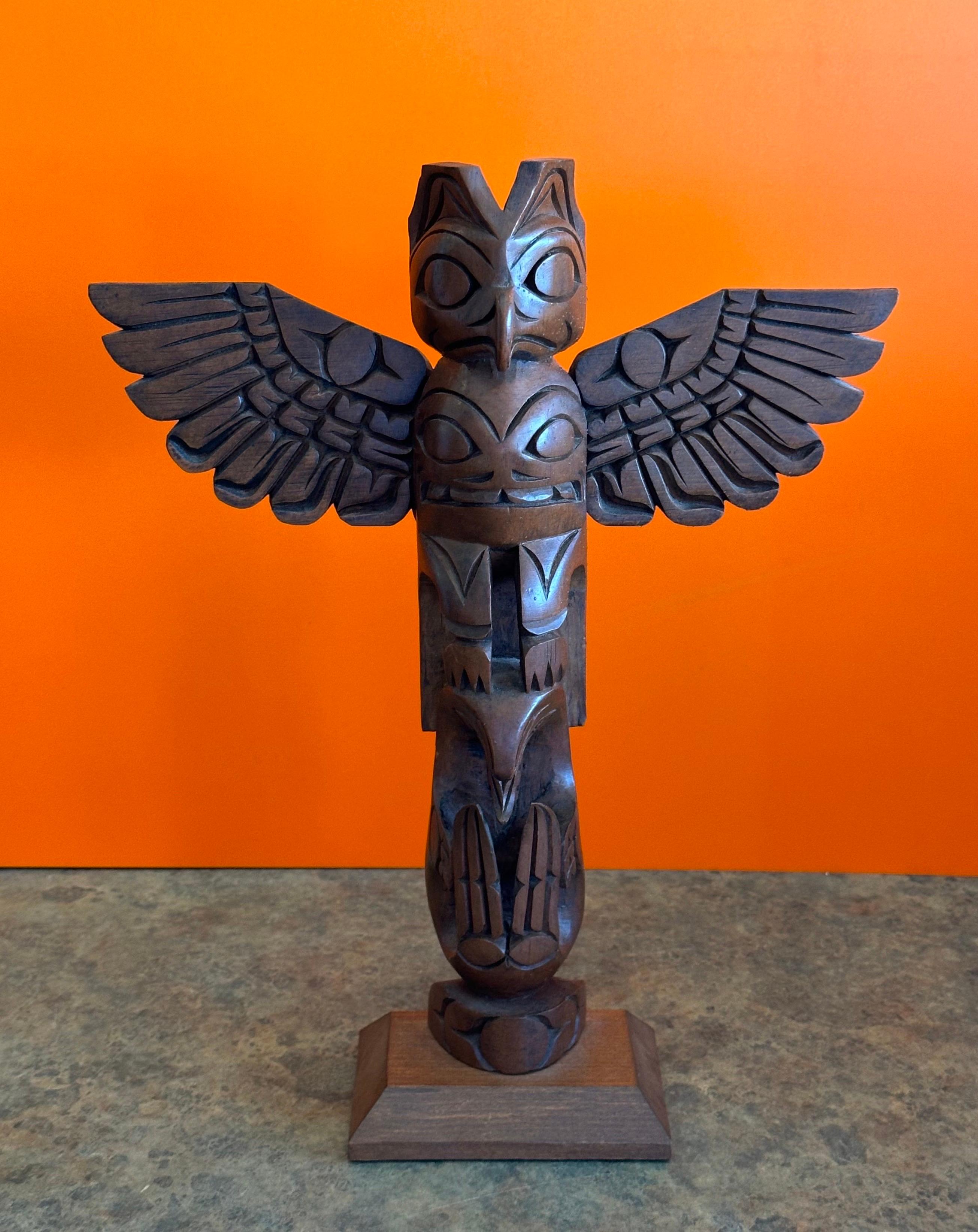 Totem Pole de la côte nord-ouest du Nord-Ouest en bois sculpté à la main par John Williams en vente 8