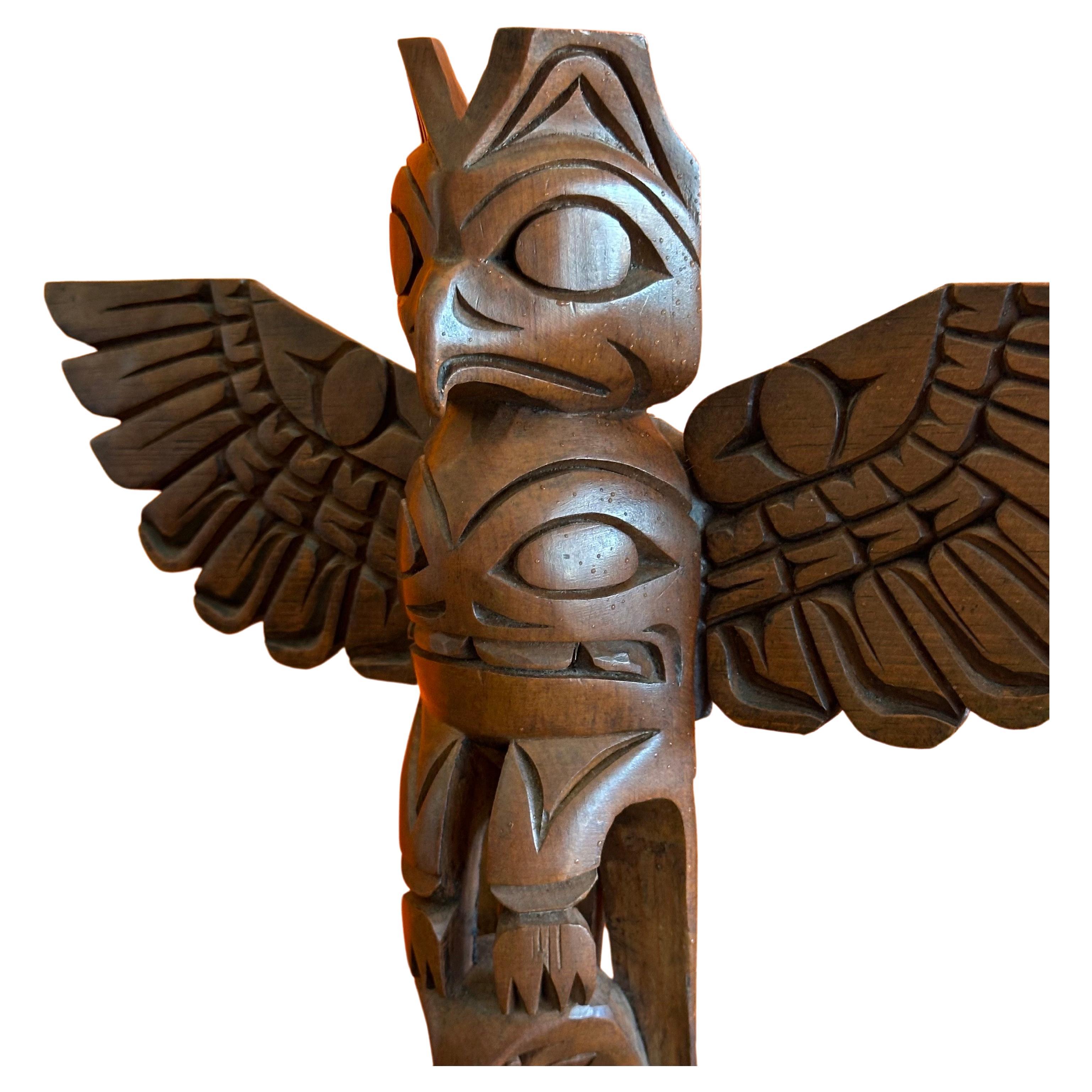 Amérindien Totem Pole de la côte nord-ouest du Nord-Ouest en bois sculpté à la main par John Williams en vente