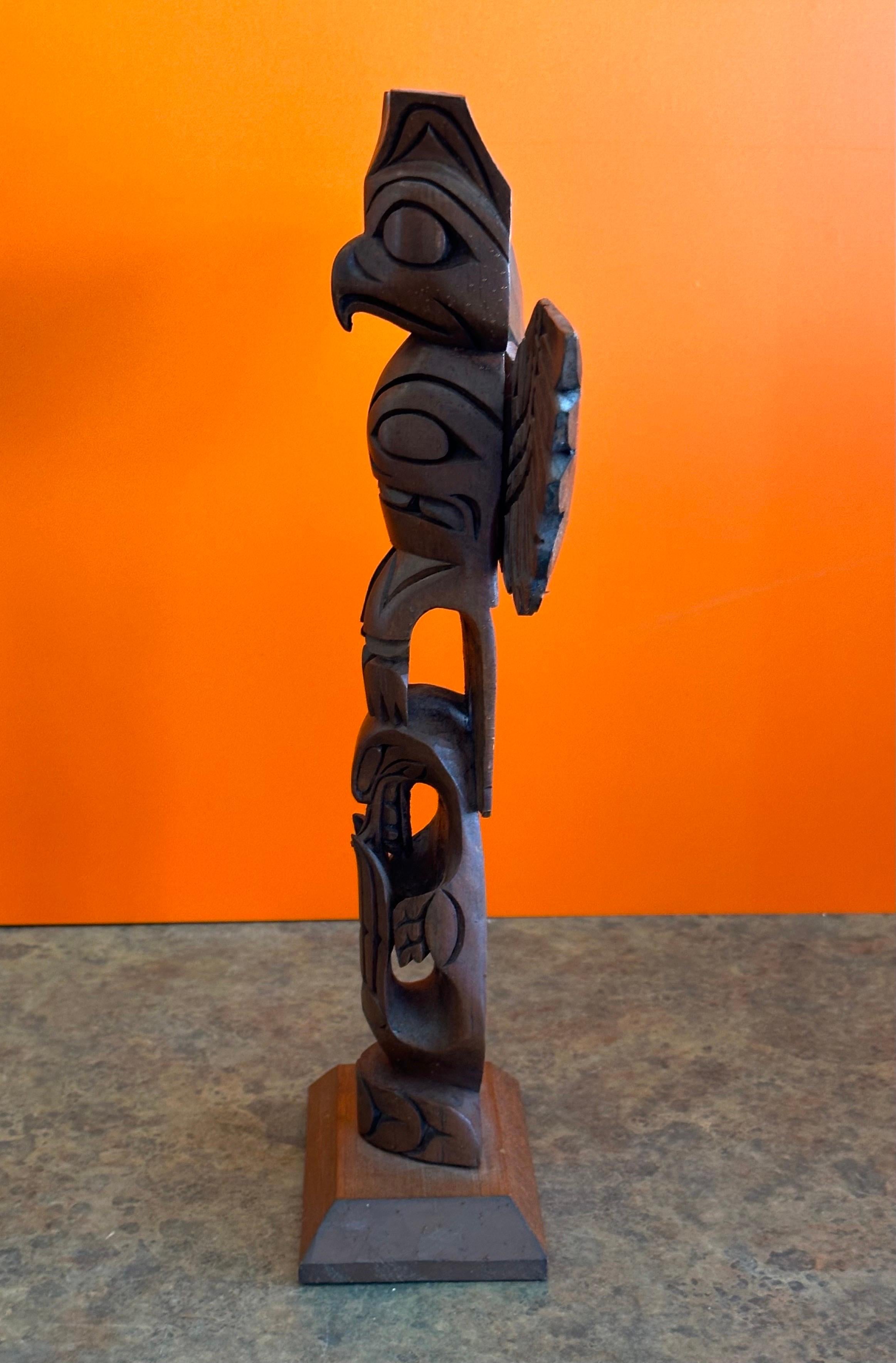 Sculpté à la main Totem Pole de la côte nord-ouest du Nord-Ouest en bois sculpté à la main par John Williams en vente