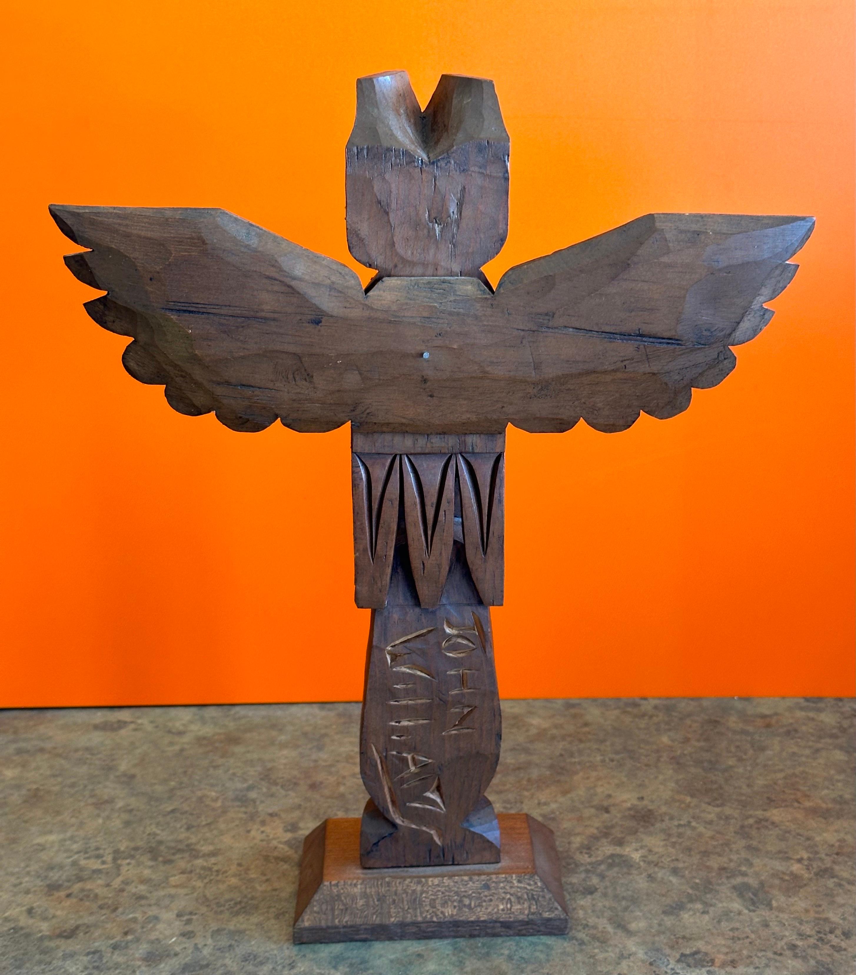 20ième siècle Totem Pole de la côte nord-ouest du Nord-Ouest en bois sculpté à la main par John Williams en vente