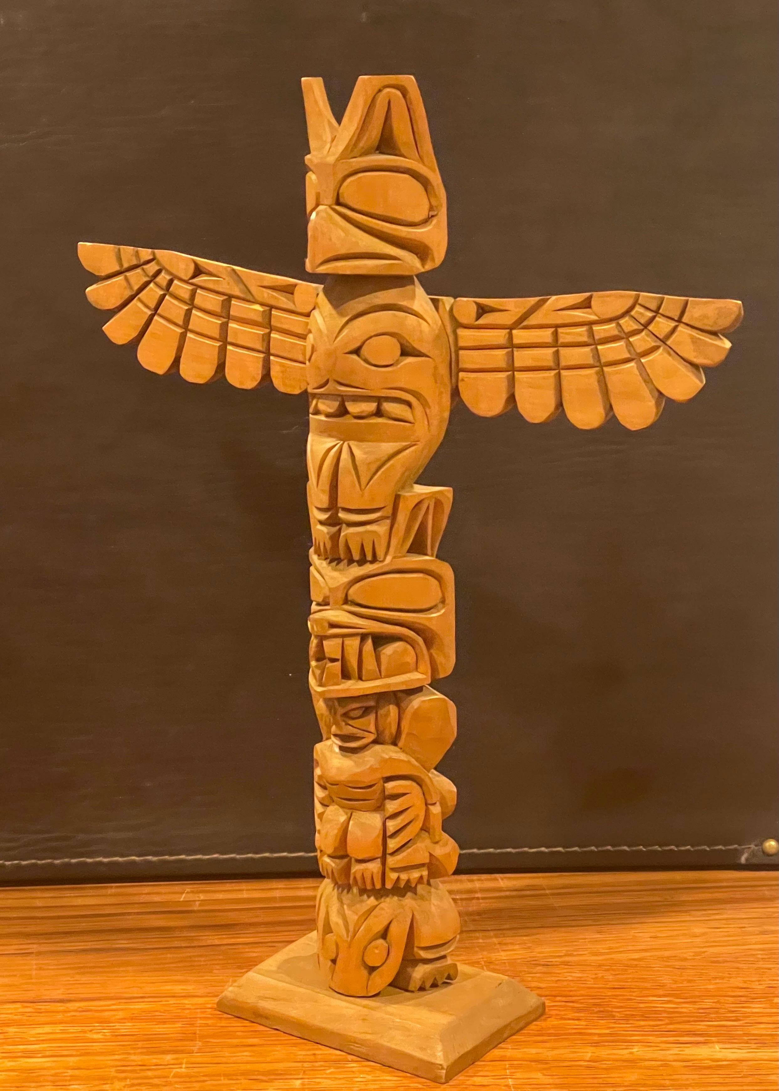 Tótem de madera tallada a mano de la Costa Noroeste Nuu-chah-nulth por Ray Williams en venta 8