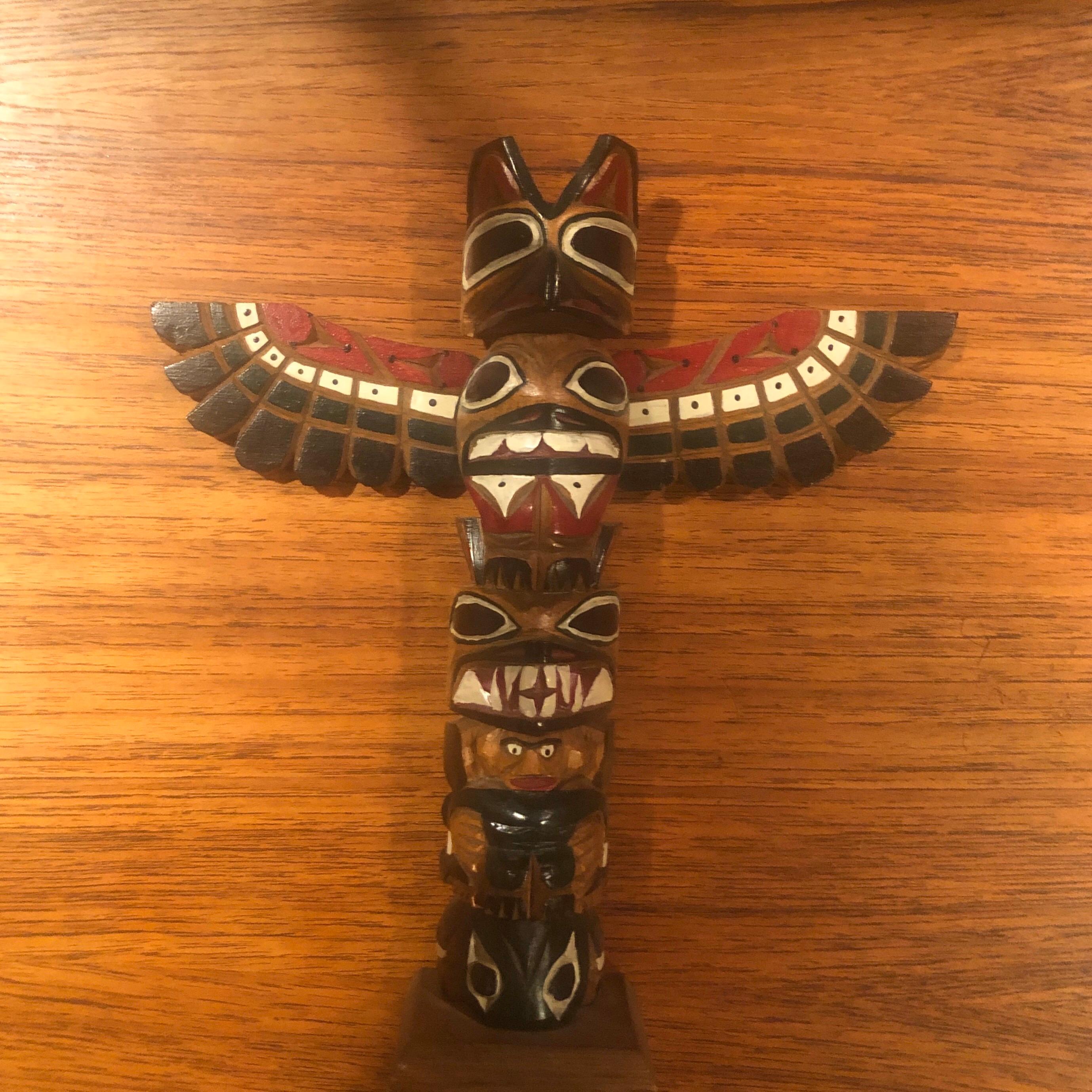 Nuu-chah-nulth Northwest Coast Handgeschnitzte TOTEM- Stange aus Holz von Ray Williams (Indigene Kunst (Nord-/Südamerika)) im Angebot