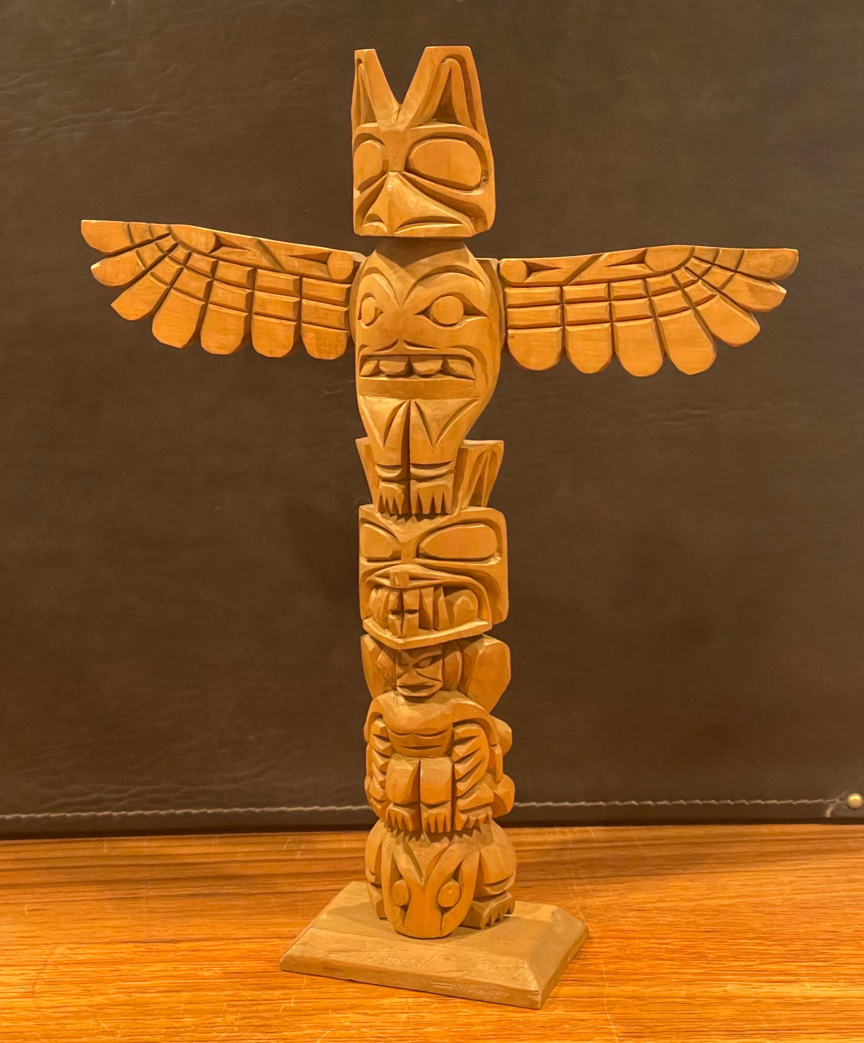 Nuu-chah-nulth, handgeschnitzte Holz-Totemstange von Ray Williams, Nordwestküste (Indigene Kunst (Nord-/Südamerika)) im Angebot