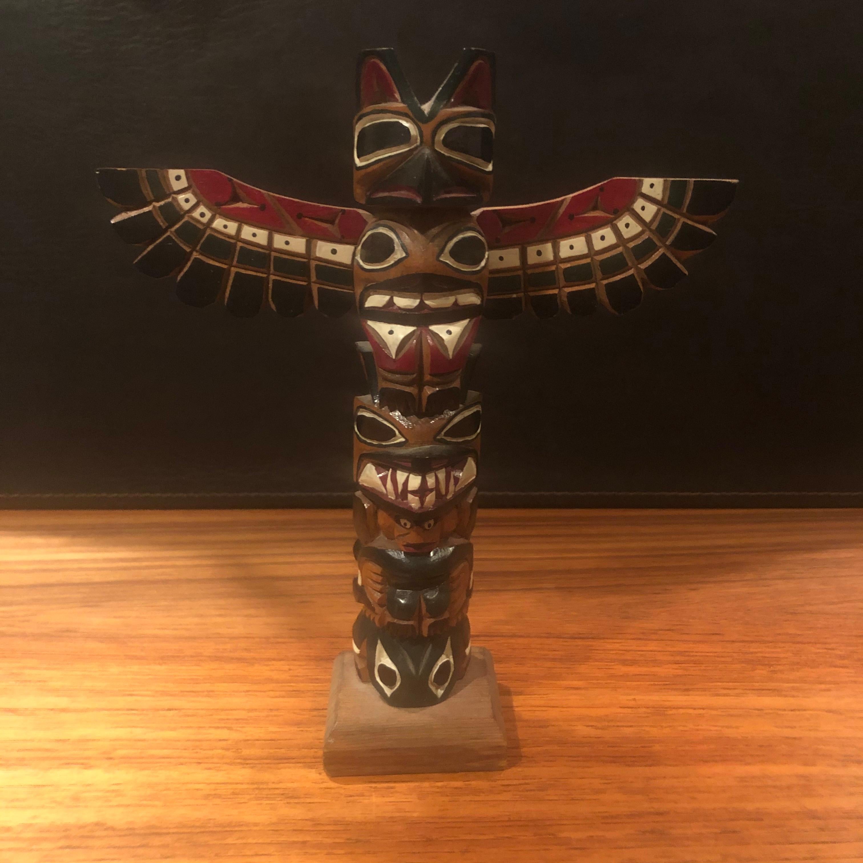 Nuu-chah-nulth Northwest Coast Handgeschnitzte TOTEM- Stange aus Holz von Ray Williams (Kanadisch) im Angebot