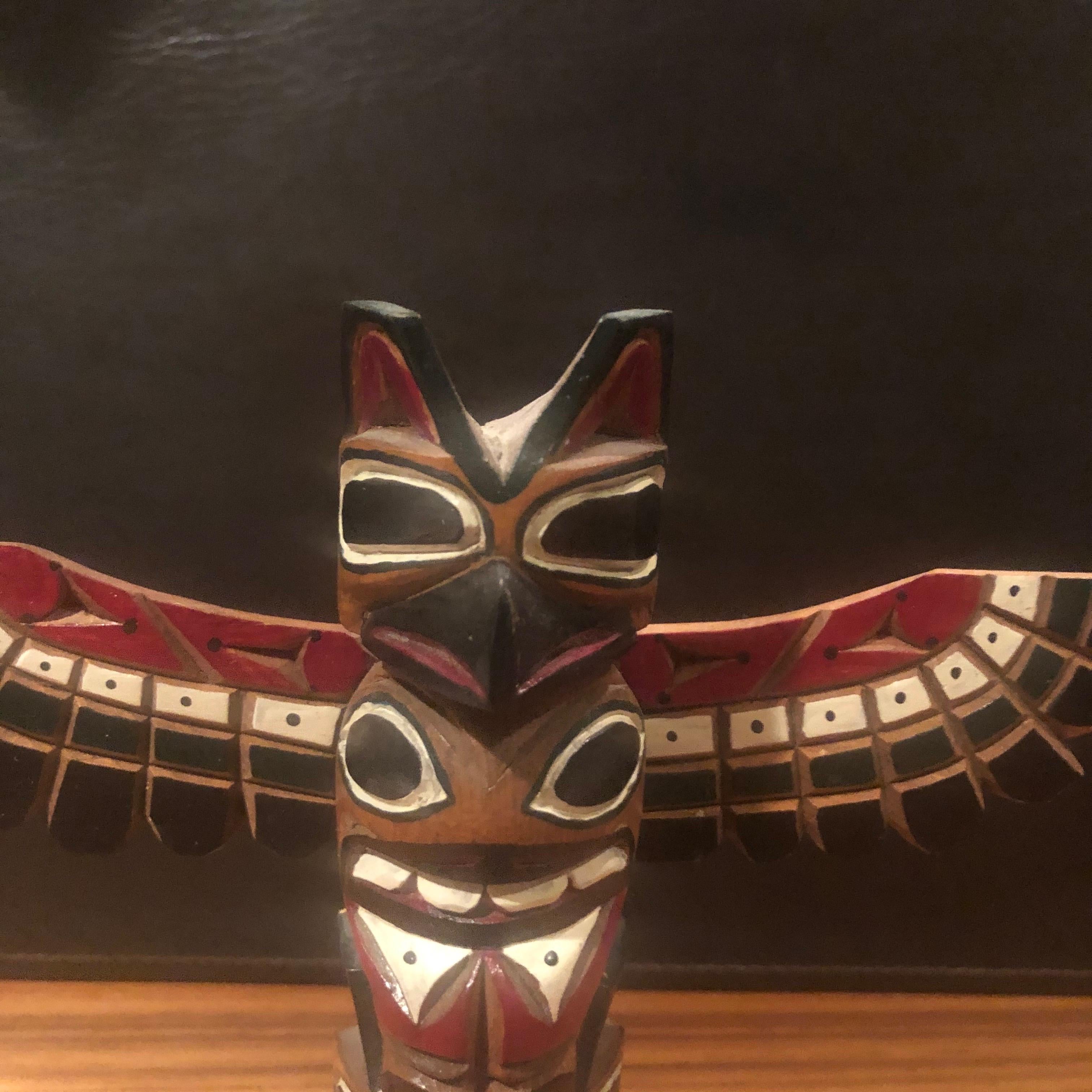 Nuu-chah-nulth Northwest Coast Handgeschnitzte TOTEM- Stange aus Holz von Ray Williams im Zustand „Gut“ im Angebot in San Diego, CA