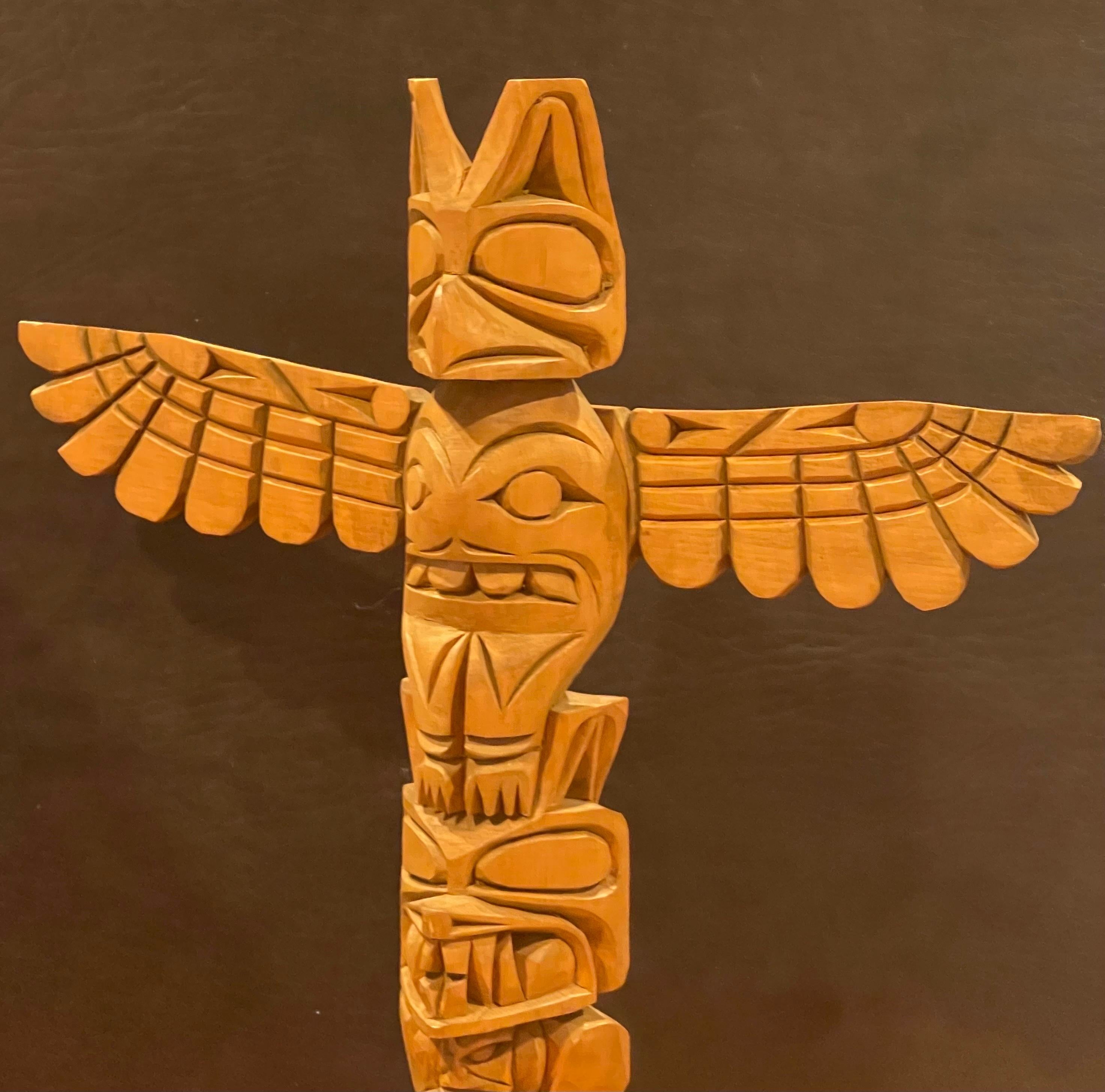 Tótem de madera tallada a mano de la Costa Noroeste Nuu-chah-nulth por Ray Williams en venta 1