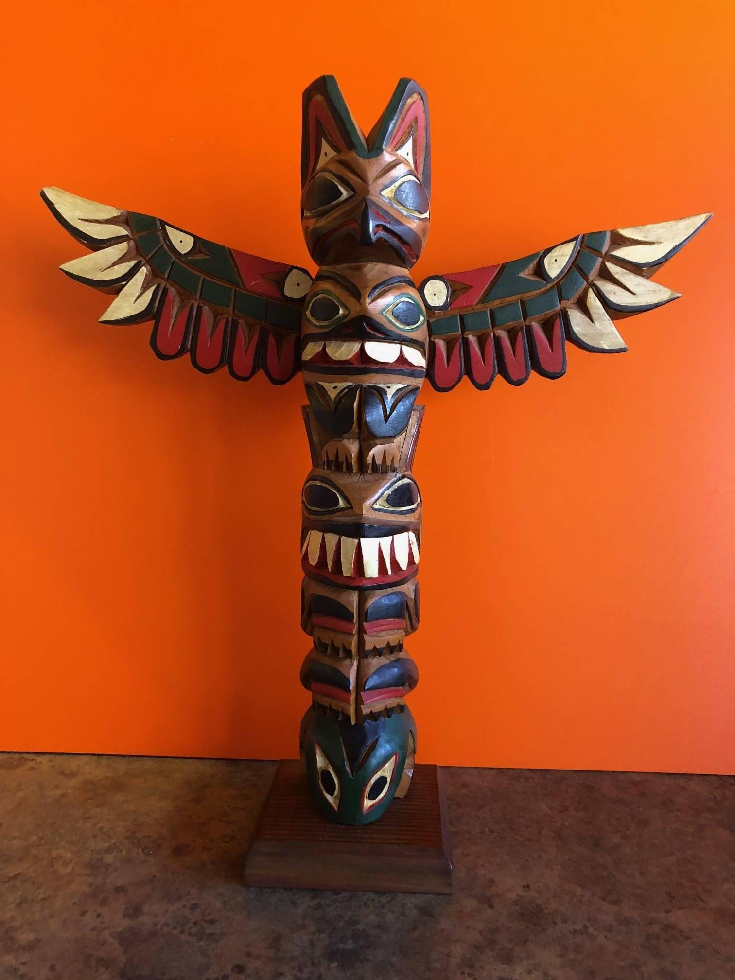 Un bel exemple attribué au maître sculpteur Nuu-chah-nulth Sam Williams (1884-1979):: vers les années 1930. Sam Williams:: qui a commencé à sculpter pour le Ye Olde Curiosity shop à Seattle:: WA:: au début des années 1900:: et ses enfants::