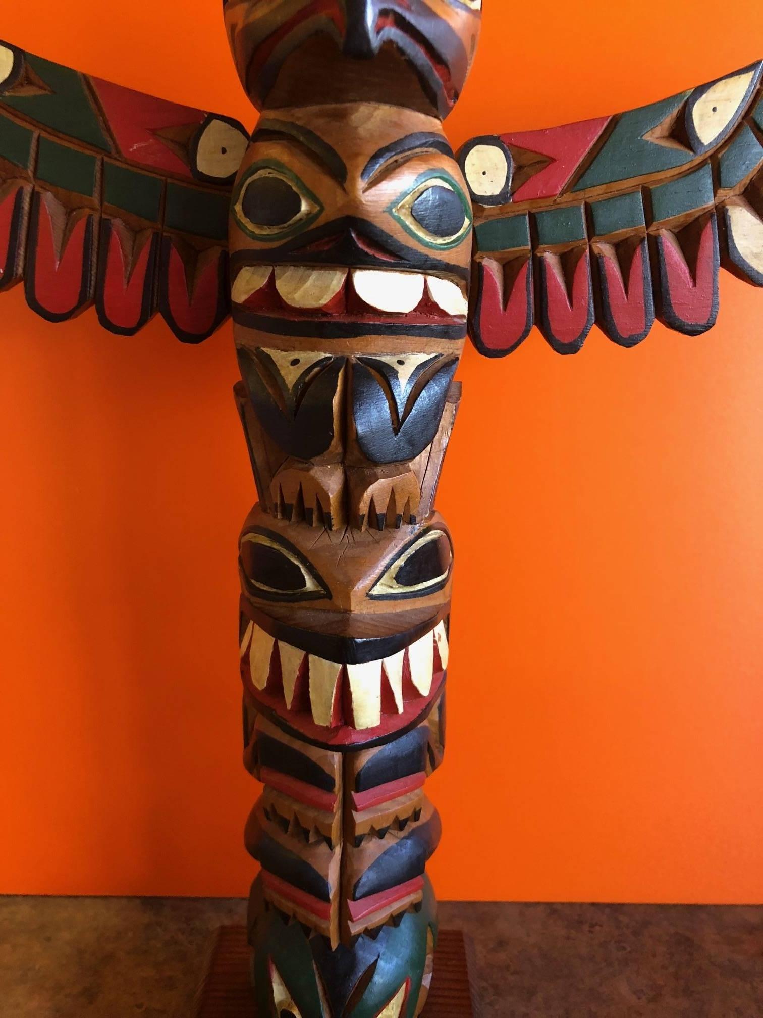 Canadien Mât TOTEM en bois de la côte nord-ouest Nuu-chah-nulth sculpté à la main par Sam Williams