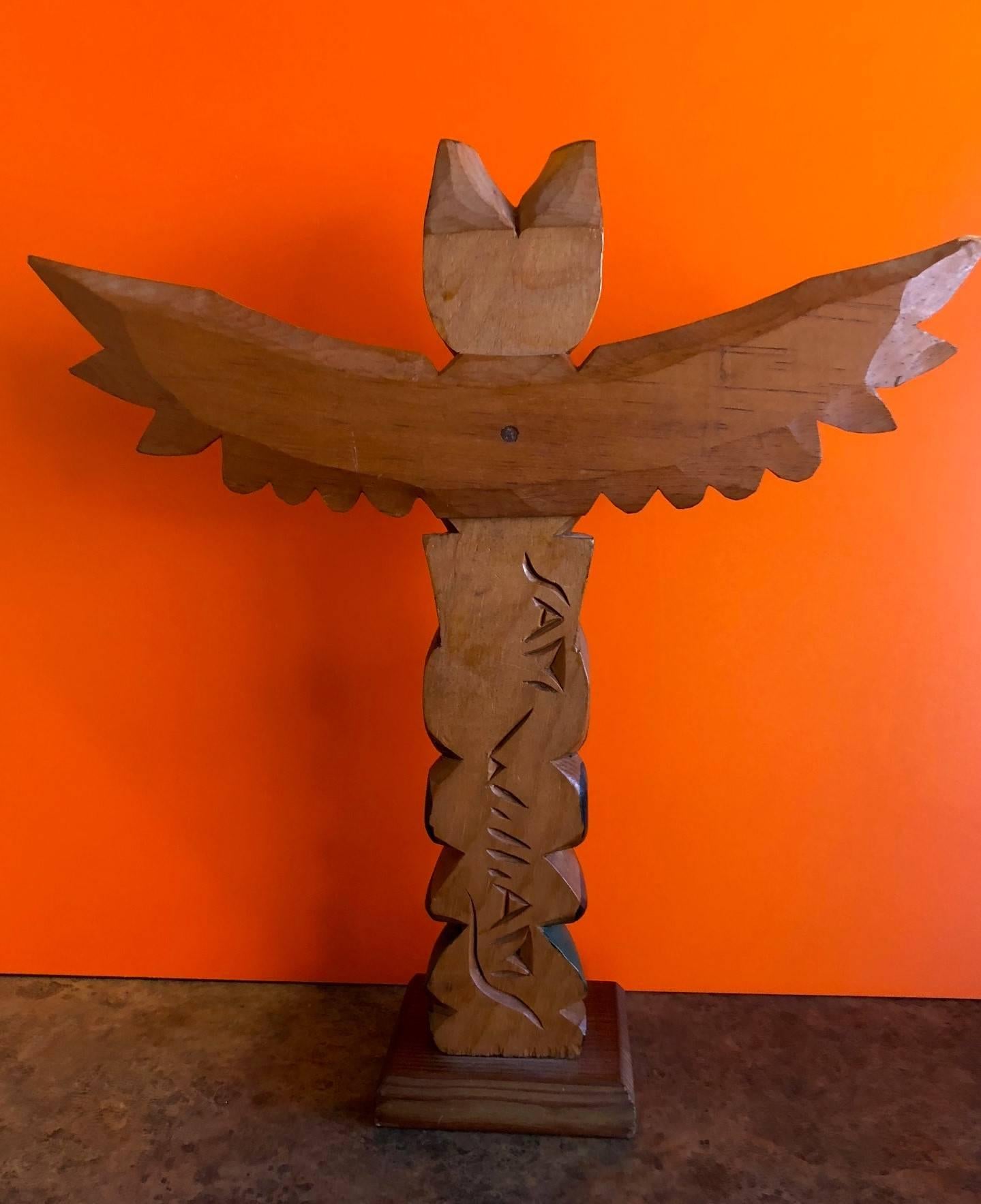 Mât TOTEM en bois de la côte nord-ouest Nuu-chah-nulth sculpté à la main par Sam Williams Excellent état à San Diego, CA