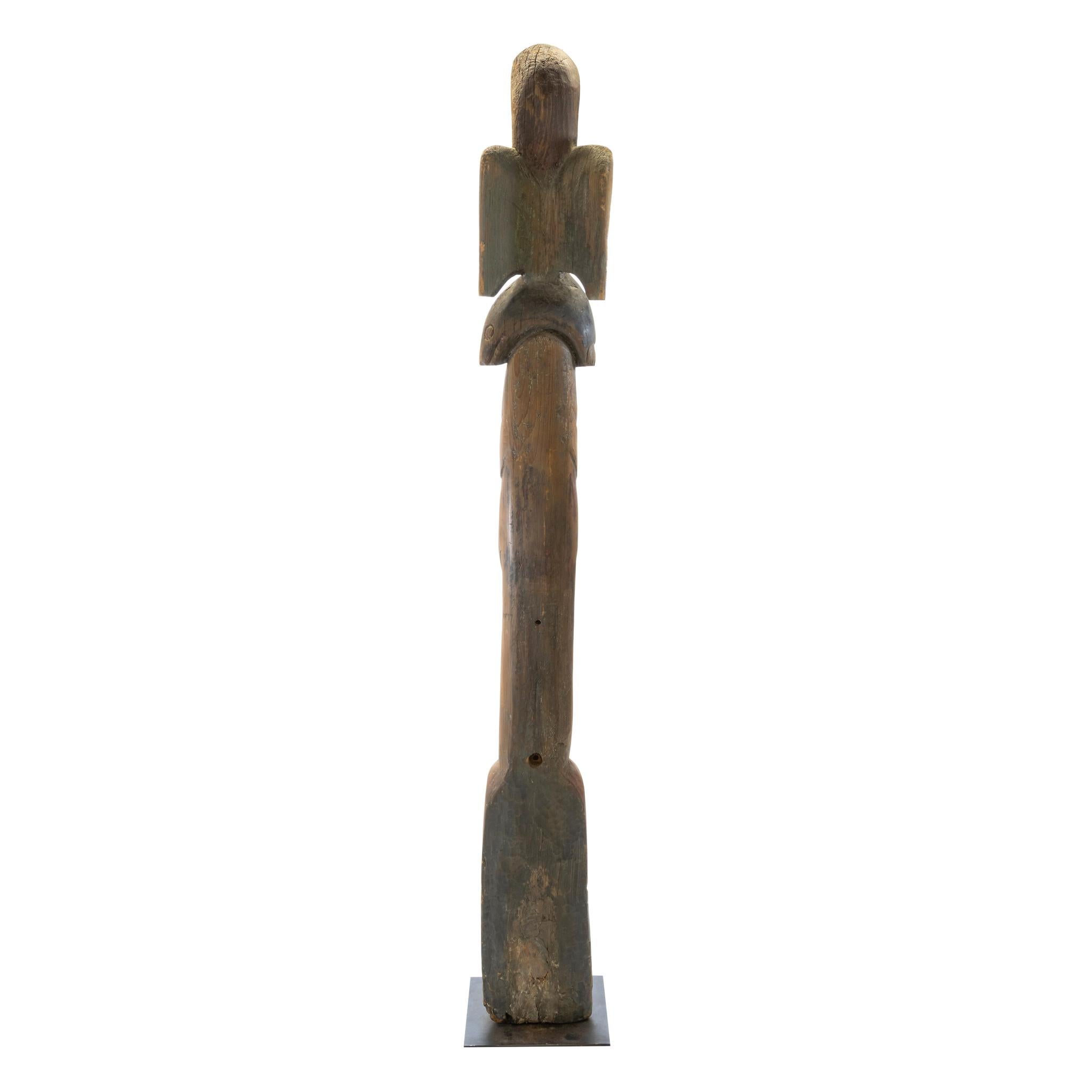 Bien que l'échelle de cette sculpture, qui mesure près de 80 pouces de haut, puisse repousser les limites de la définition d'un 
