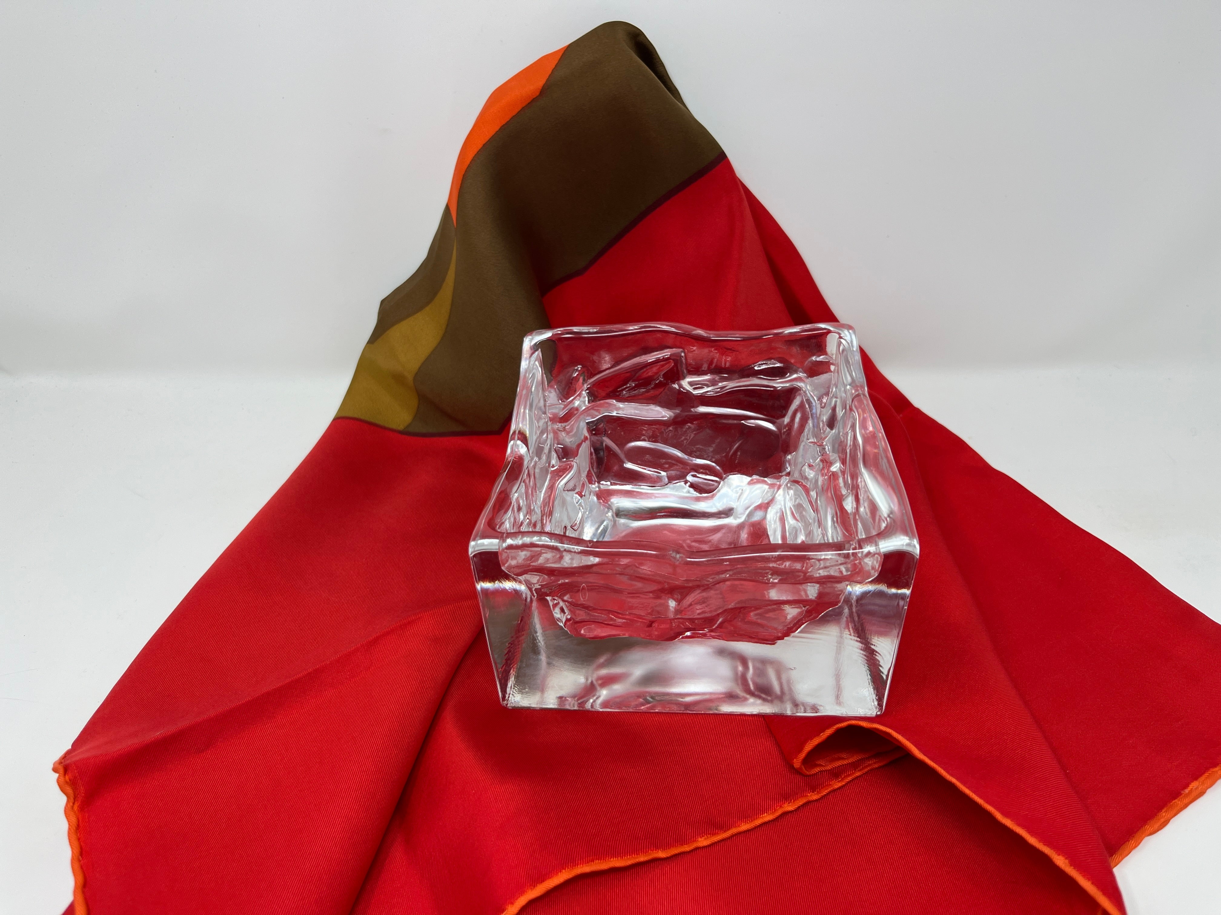 Atractivo cubilete cuadrado grande de cristal transparente. Fabricado en Nuutajärvi Notsjõ, el fabricante de vidrio más antiguo de Finlandia; diseñado por Bjorn Weckstrom en la década de 1970. De los Arktis  (o Ártico). Adecuado como centro de mesa,
