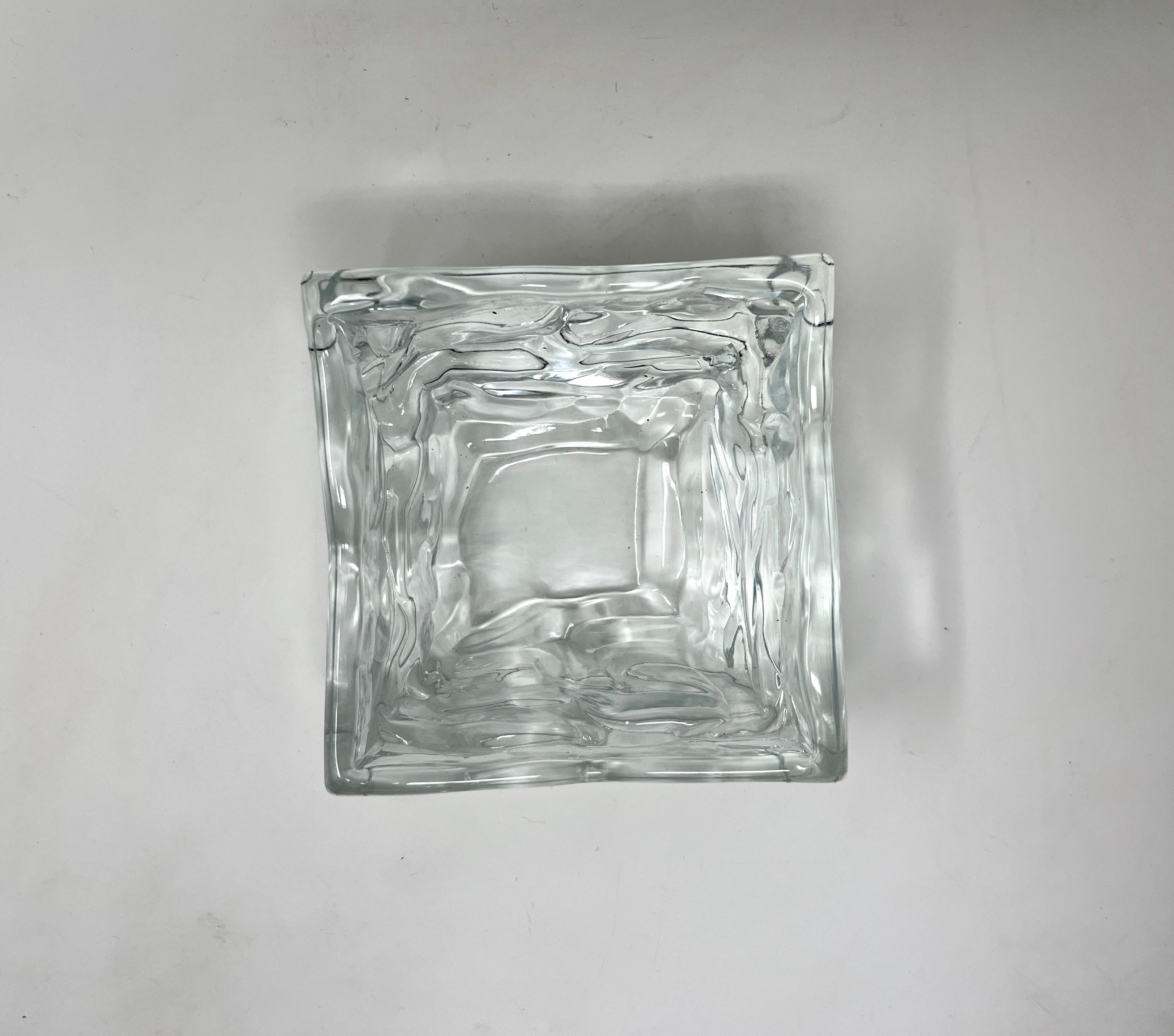 Atractivo cubilete cuadrado de cristal transparente más pequeño. Fabricado en Nuutajärvi Notsjõ, el fabricante de vidrio más antiguo de Finlandia; diseñado por Bjorn Weckstrom en la década de 1970. De los Arktis  (o Ártico). Adecuado como centro de