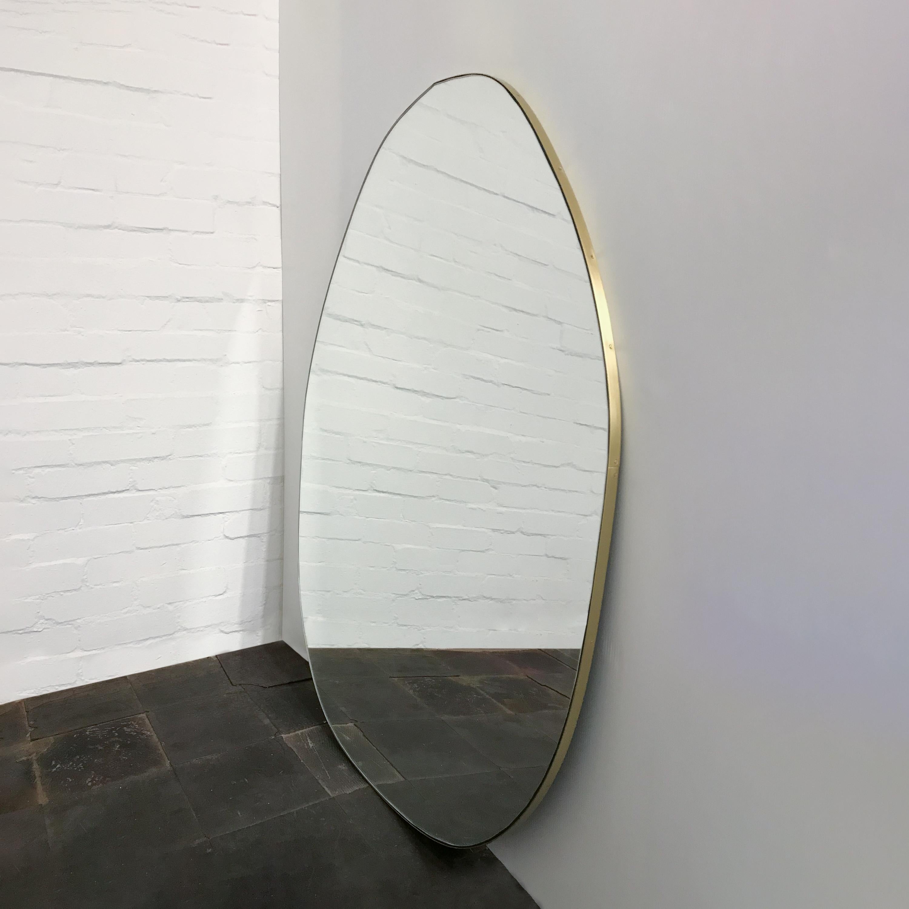 Specchio organico a forma libera Nuva™, giocoso e moderno, con cornice in ottone massiccio spazzolato. Progettato e realizzato a Londra, nel Regno Unito. Questo specchio è completamente personalizzabile.

Dimensioni: 125cm x 90cm x 3cm / 49.2in x