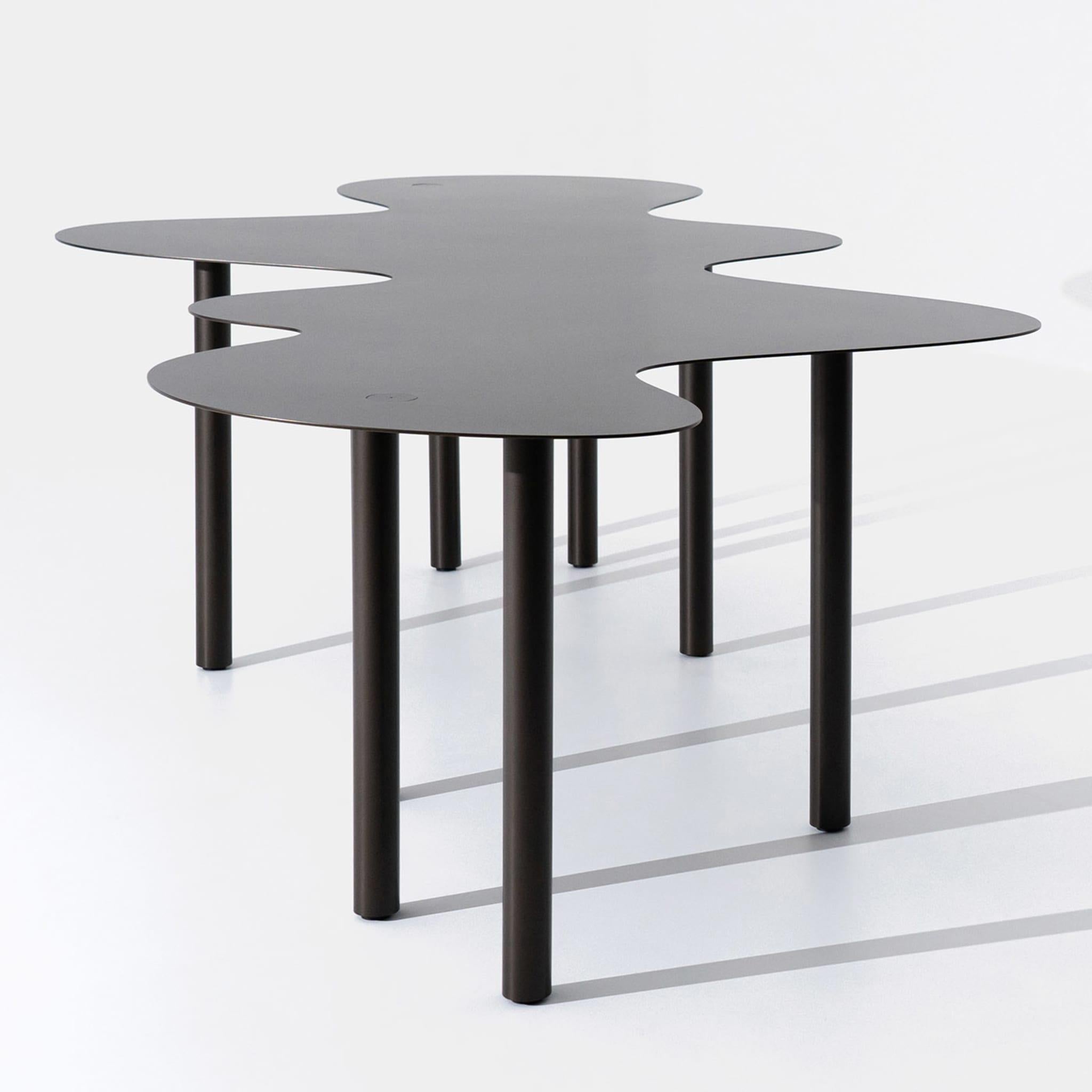 The Nuvola 01 table is the cornerstone of the collection designed by Mario Cucinella for Officine Tamborrino. The curved and fluid lines characterize it and make it a unique and evocative piece. The top is made from a single 4 mm thick steel top,