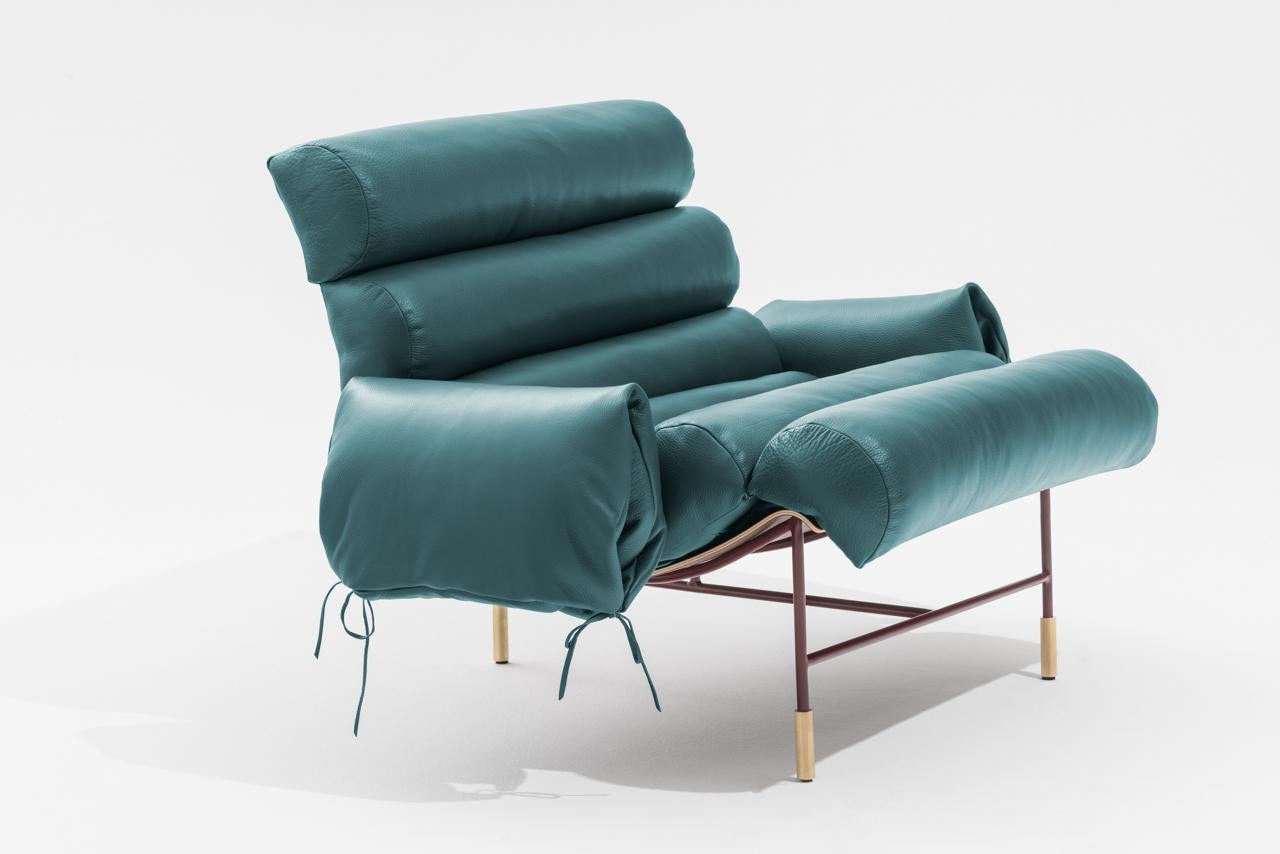 Nuvola armchair by SEM
Dimensions: D 96 x W 75 x H 63 cm
Material: structure in lacquered iron, brass details, shell in santos rosewood, padding in feather with upholstery in leather.
Costumized leather and fabric available on request.

he