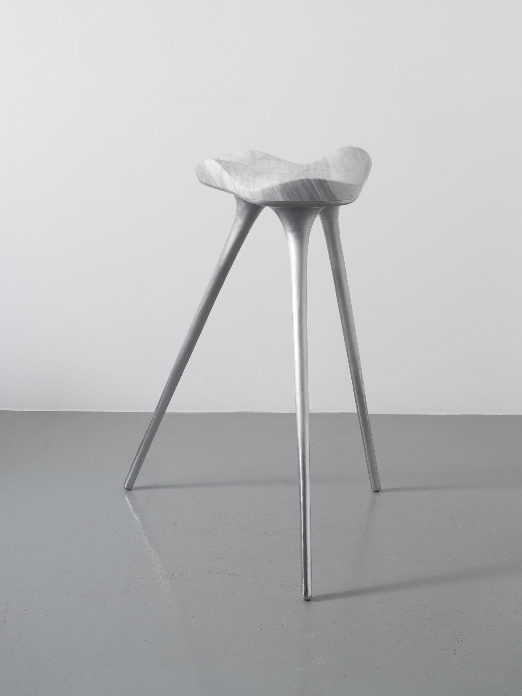 Stephen Shaheen
Nuvola Barhocker, 2020
Handgeformter Carrara-Marmor, Aluminiumguss
24 x 30 x 33 Zoll 
sitz mit einem Durchmesser von 15,5 cm.