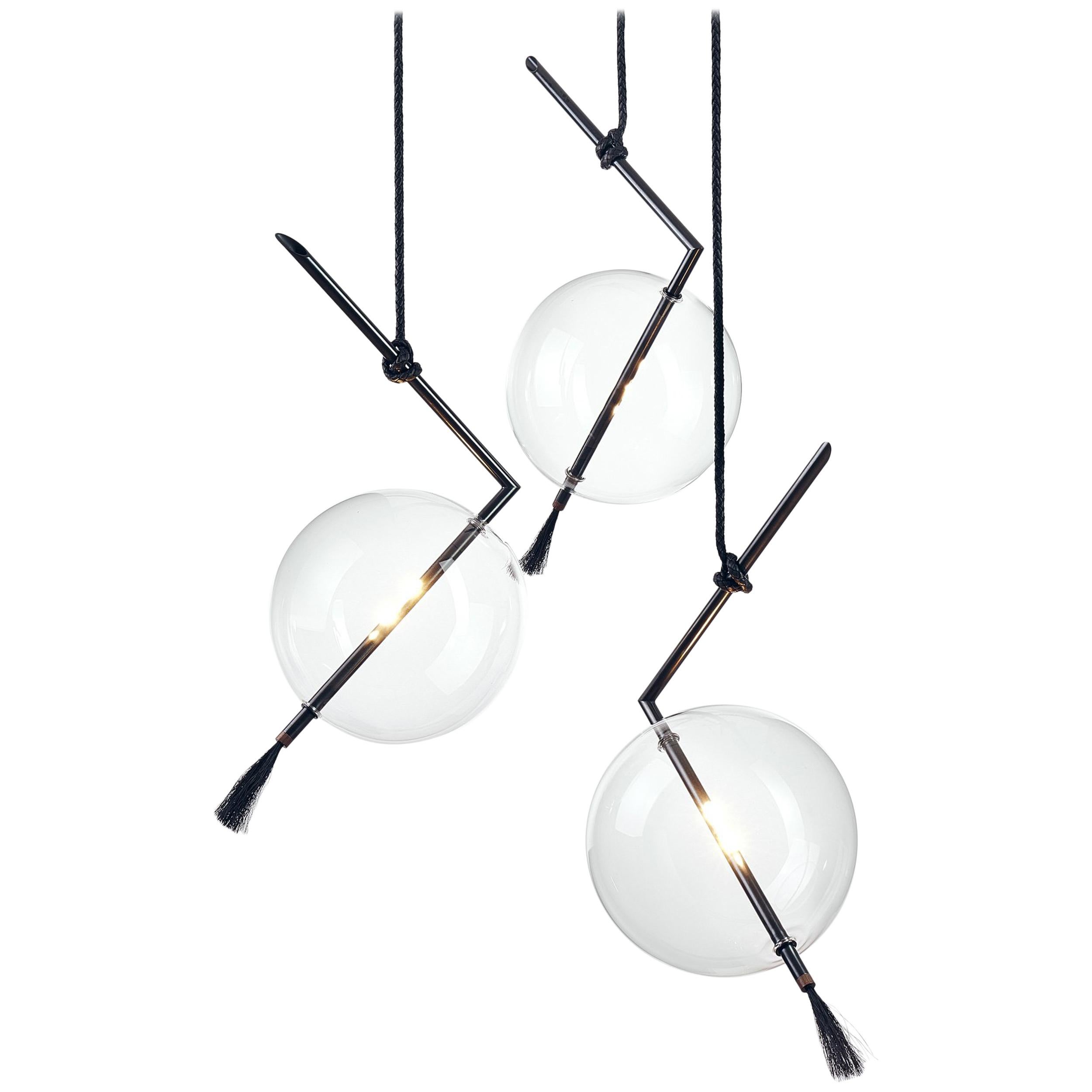 Nuvola Pendentif/lustre noir contemporain à trois lumières sculptural et minimaliste en vente