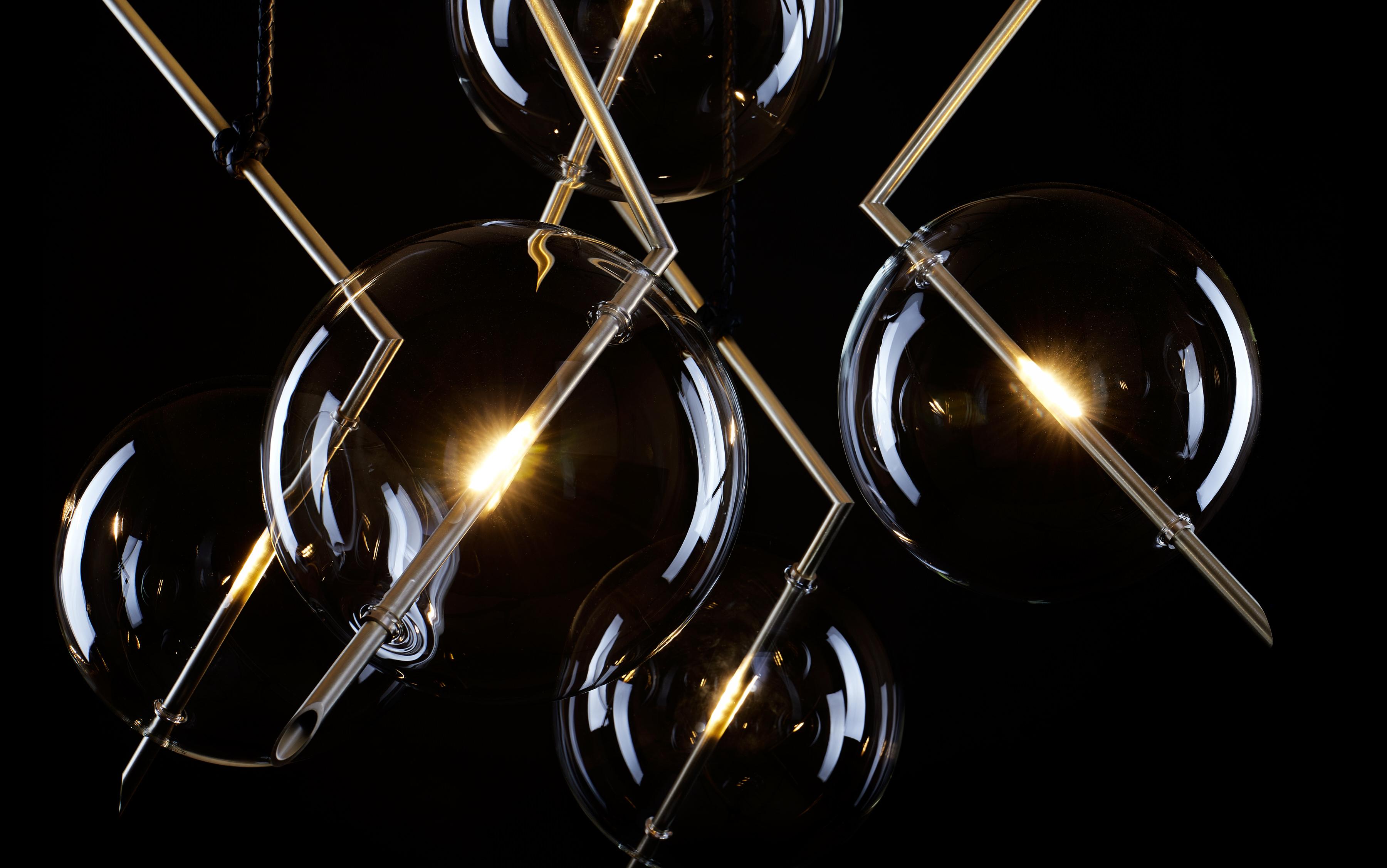 Zeitgenössischer Kronleuchter von Nuvola BOLD mit fünf Leuchten aus mundgeblasenem Klarglas und gebürstetem Messing (Italienisch) im Angebot