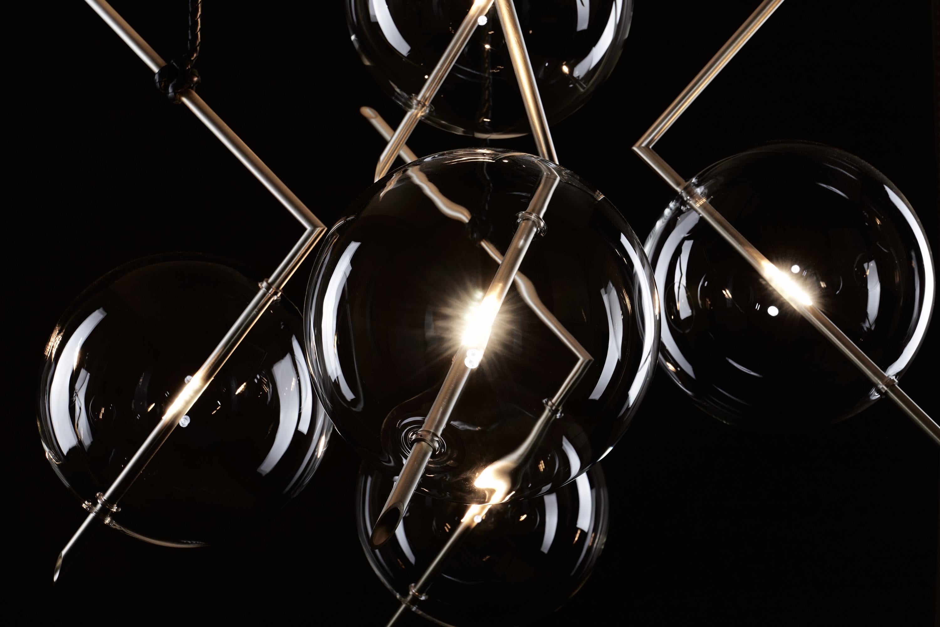 Zeitgenössischer Kronleuchter von Nuvola BOLD mit fünf Leuchten aus mundgeblasenem Klarglas und gebürstetem Messing (Gebürstet) im Angebot