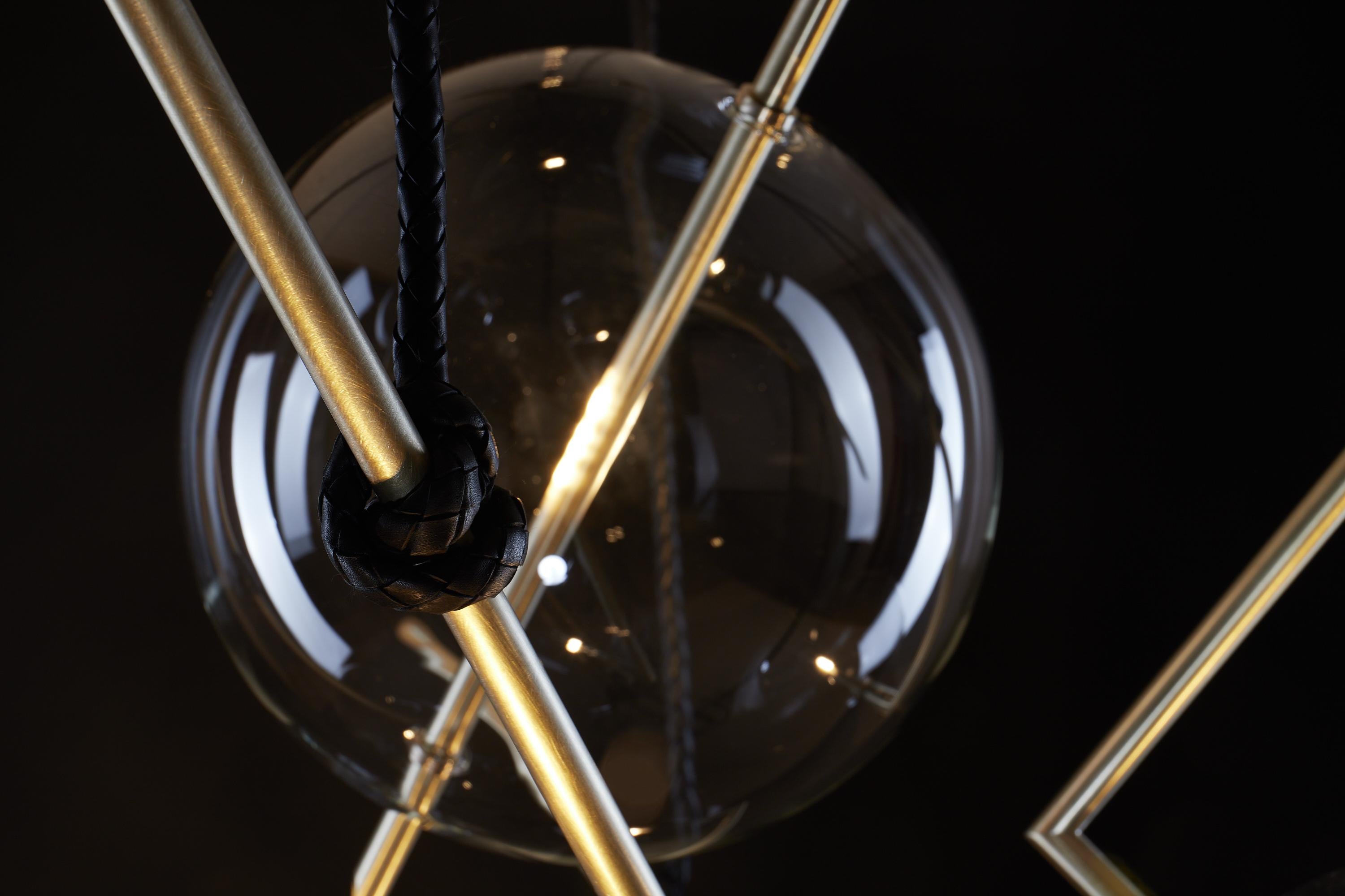 Zeitgenössischer Kronleuchter von Nuvola BOLD mit fünf Leuchten aus mundgeblasenem Klarglas und gebürstetem Messing im Zustand „Neu“ im Angebot in Reggio Emilia, IT