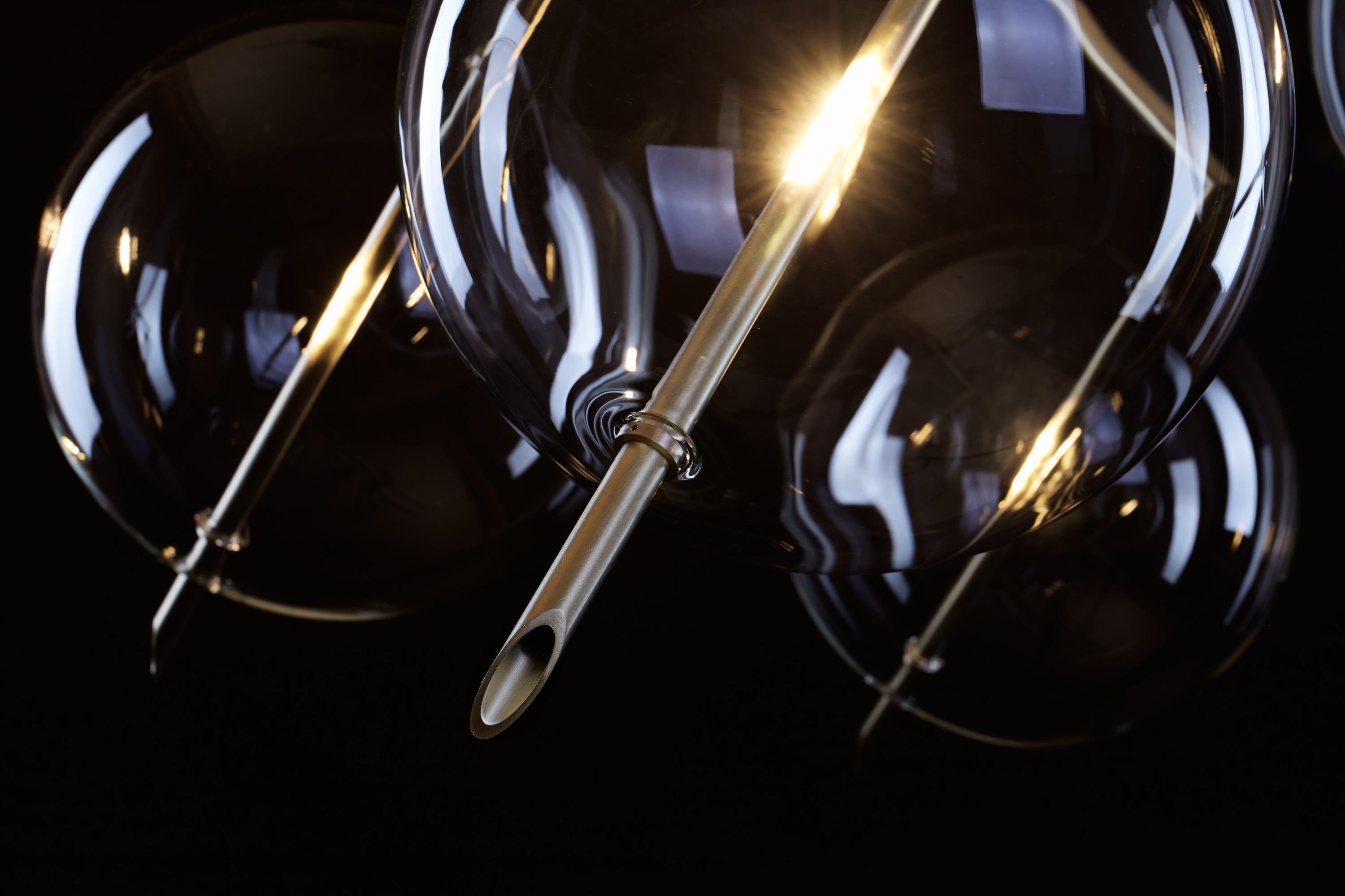 Zeitgenössischer Kronleuchter von Nuvola BOLD mit fünf Leuchten aus mundgeblasenem Klarglas und gebürstetem Messing (21. Jahrhundert und zeitgenössisch) im Angebot