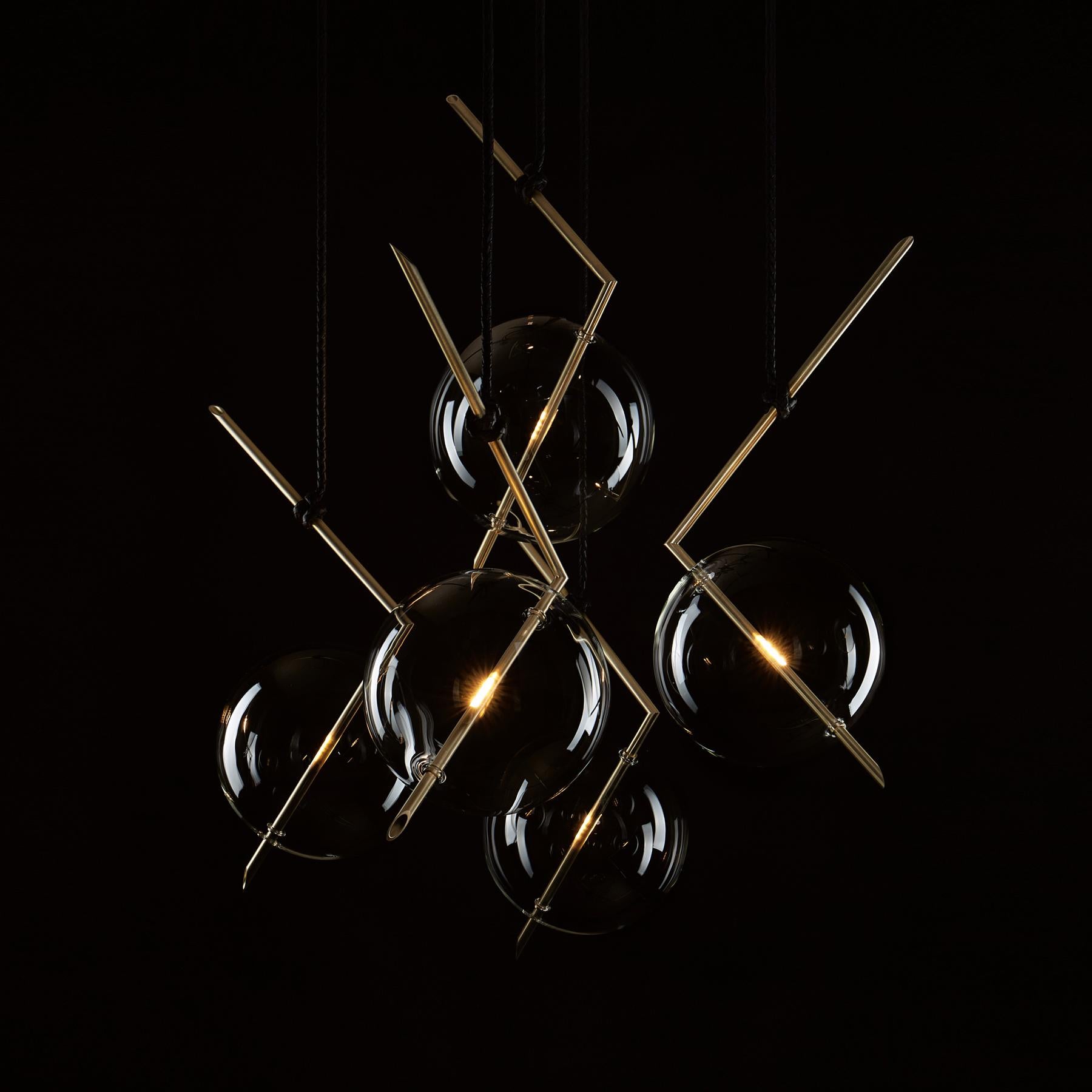 Zeitgenössischer Kronleuchter von Nuvola BOLD mit fünf Leuchten aus mundgeblasenem Klarglas und gebürstetem Messing (Minimalistisch) im Angebot