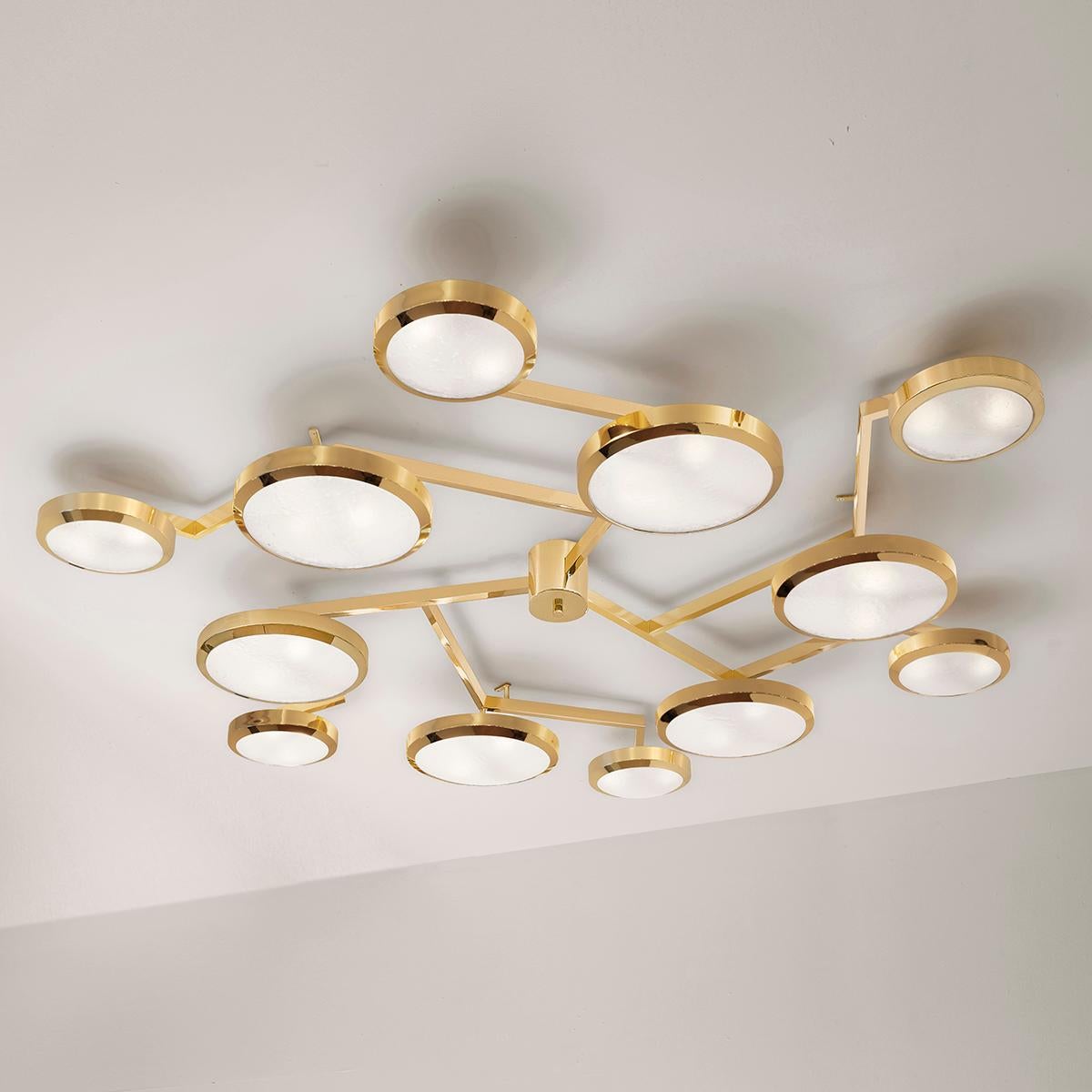 L'ampio lampadario Nuvola è caratterizzato da tre bracci ramificati che si uniscono per creare un design a spirale destinato a creare una sensazione di movimento. Le dodici tonalità, di dimensioni e altezza variabili, sono dotate del nostro