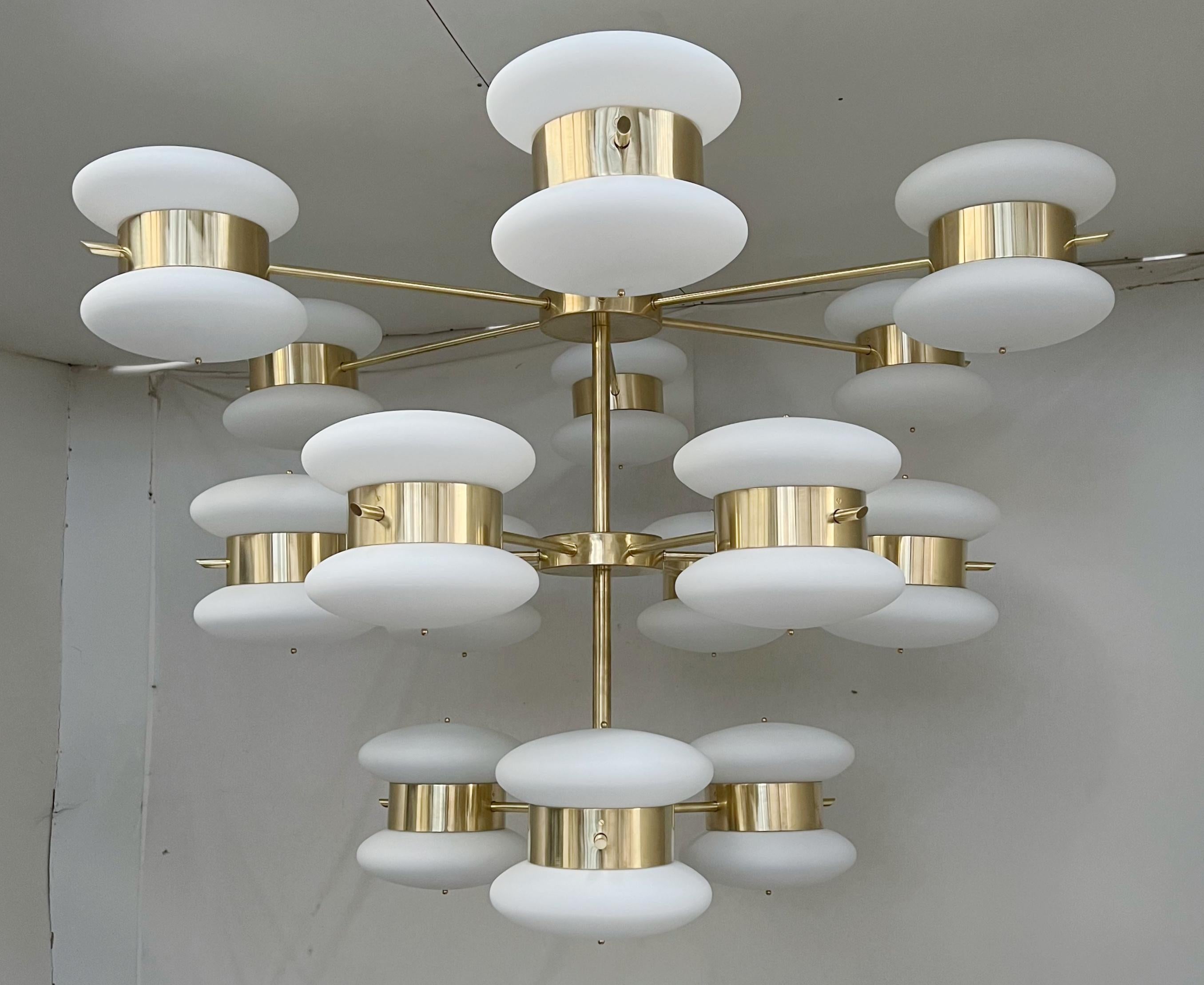 Araña italiana de estilo de mediados de siglo con 3 niveles de pantallas de cristal de Murano blanco opalino mate montadas sobre una estructura en cascada en acabado de latón natural / Fabricada en Italia 
30 luces / tipo E12 o E14 / máx. 40W cada