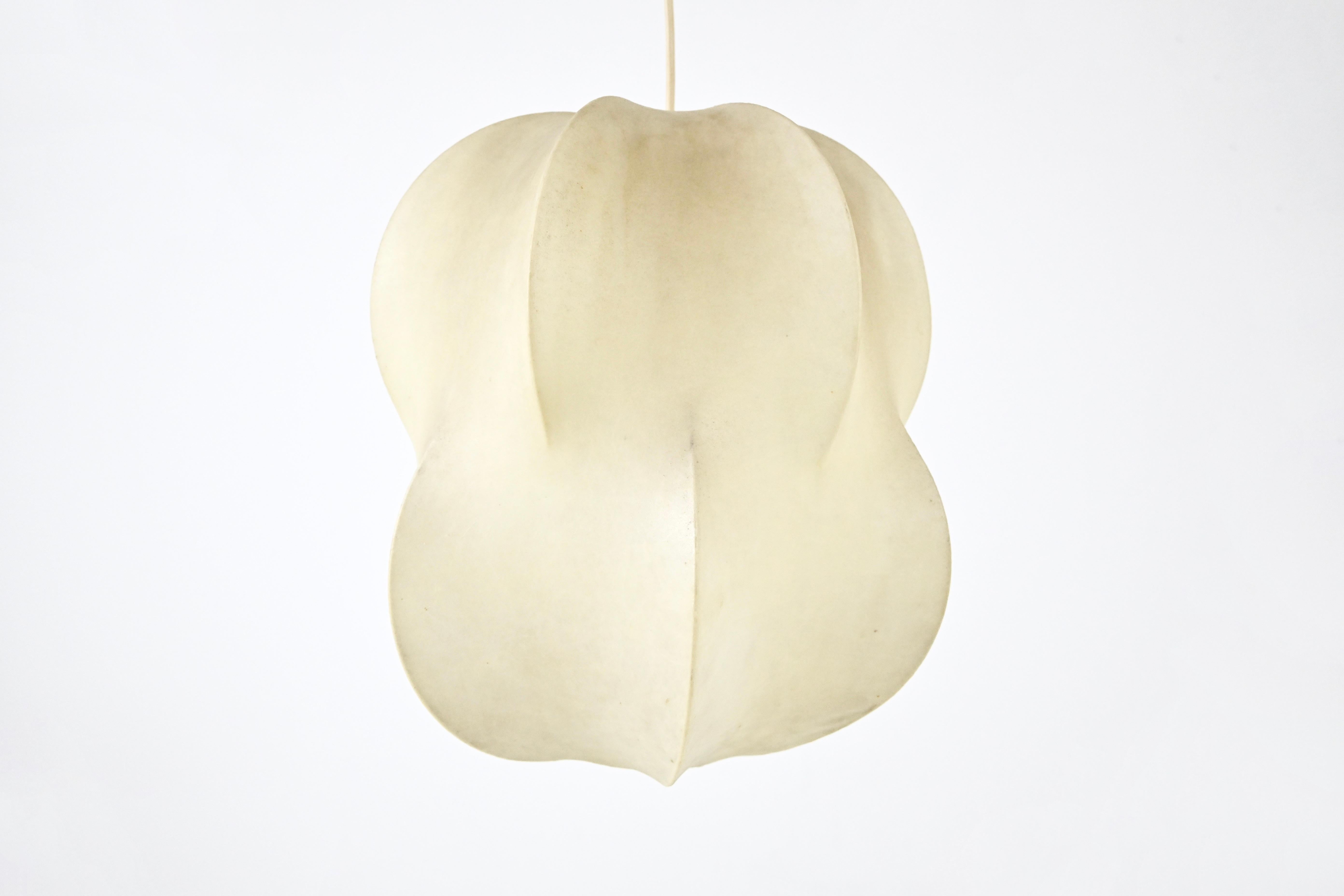 Nuvola Pendelleuchte, entworfen von Achille & Pier Giacomo Castiglioni für Flos in den 60er Jahren. Guter Zustand. Maximale Höhe mit Kabel: 80 cm. Abnutzung durch die Zeit und das Alter der Lampe.
FÜR DEN VERSAND, FRAGEN SIE UNS, UM DEN BESTEN PREIS