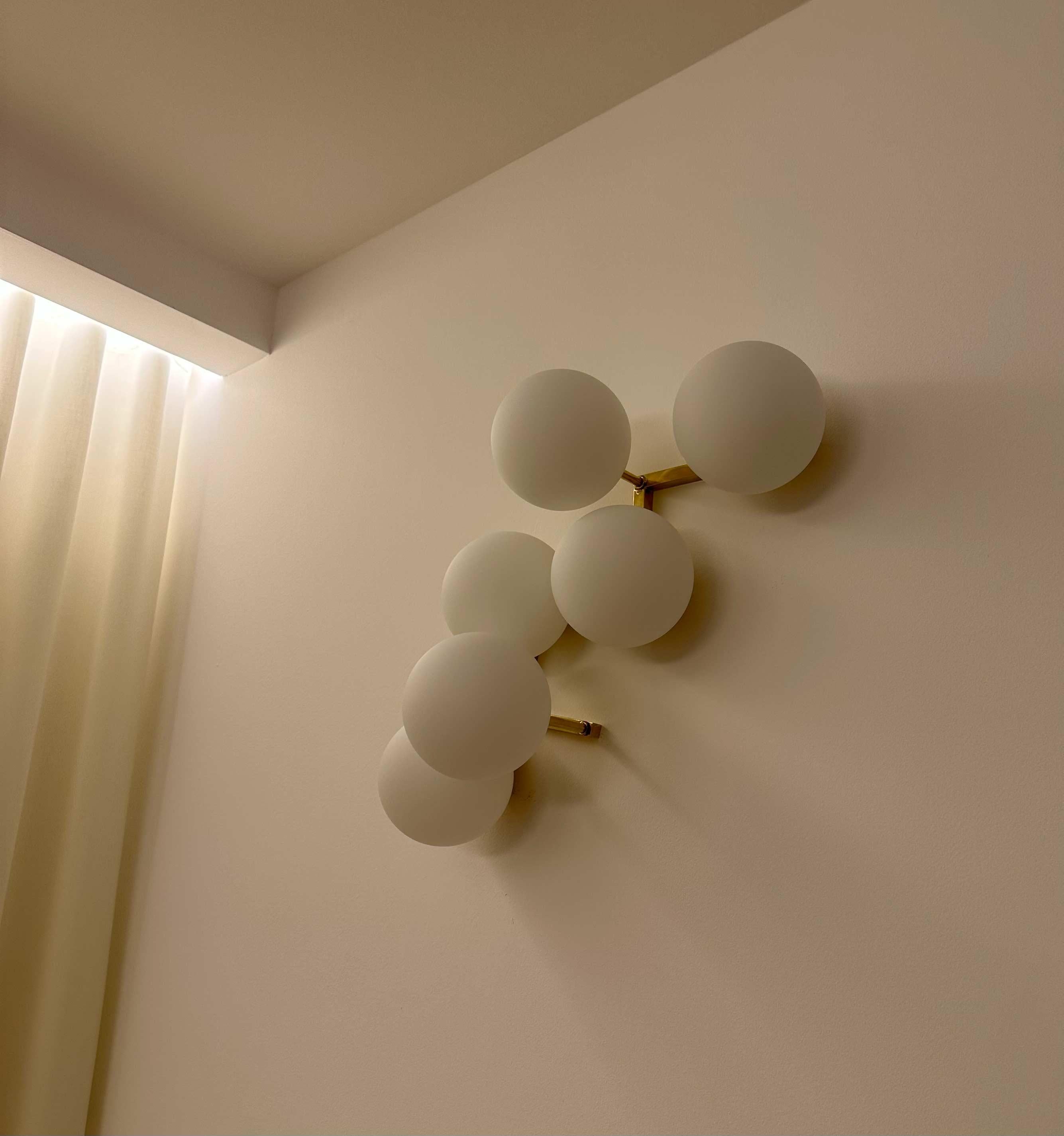 Apliques 'Nuvola' con 6 Esferas de Cristal de Murano y Estructura de Latón Moderno de mediados de siglo en venta