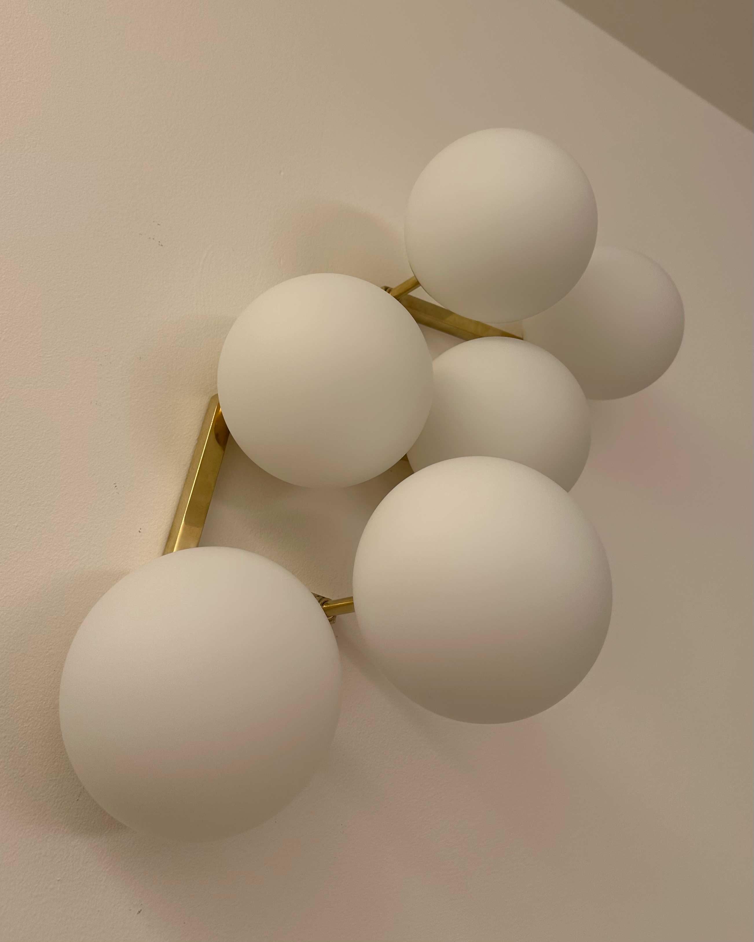 Apliques 'Nuvola' con 6 Esferas de Cristal de Murano y Estructura de Latón en Nuevo estado para la venta en Meda, MB